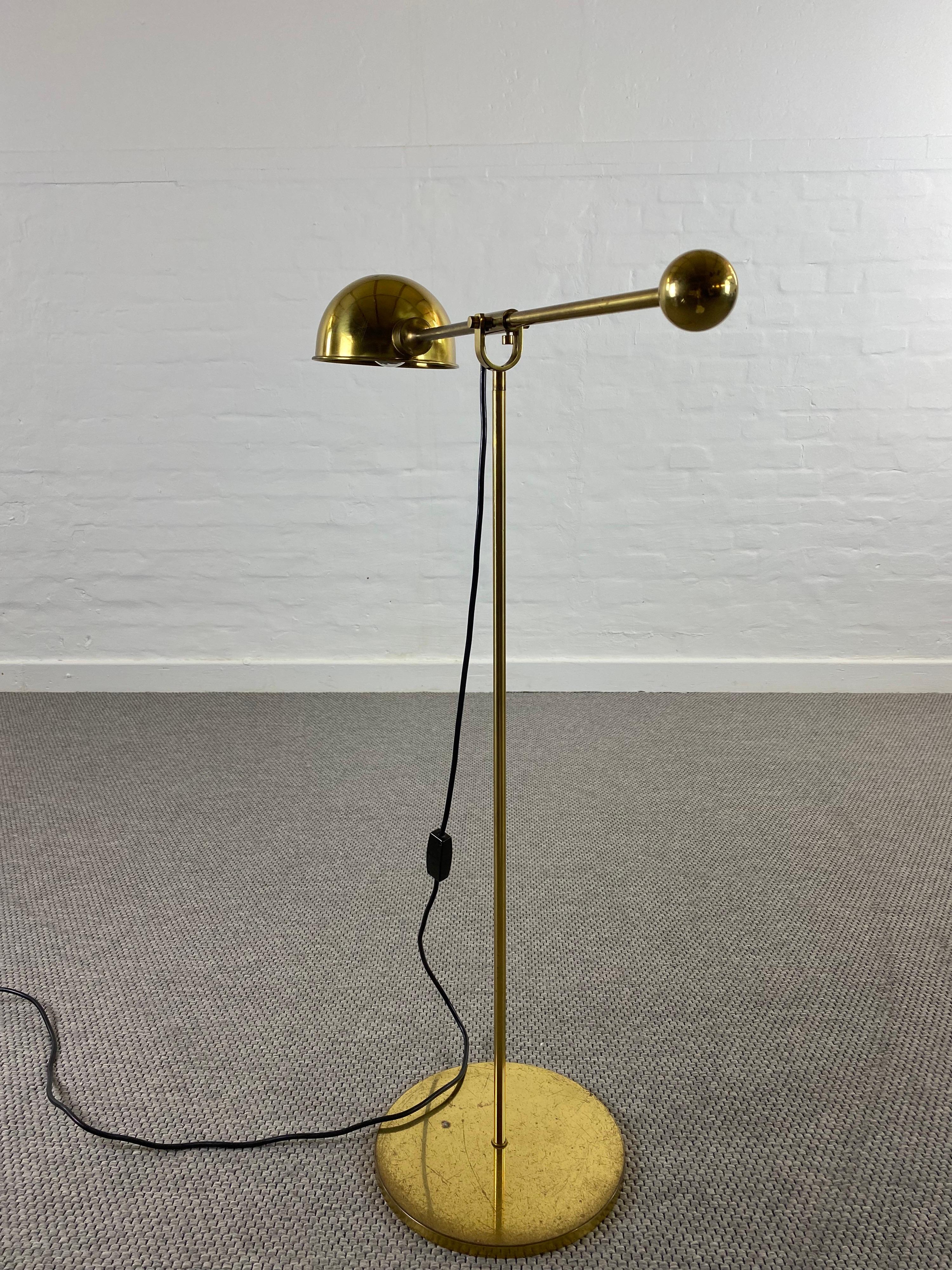 Late 20th Century Midcentury Reading Lamp in Solid Brass with Counterbalance by Florian Schulz For Sale