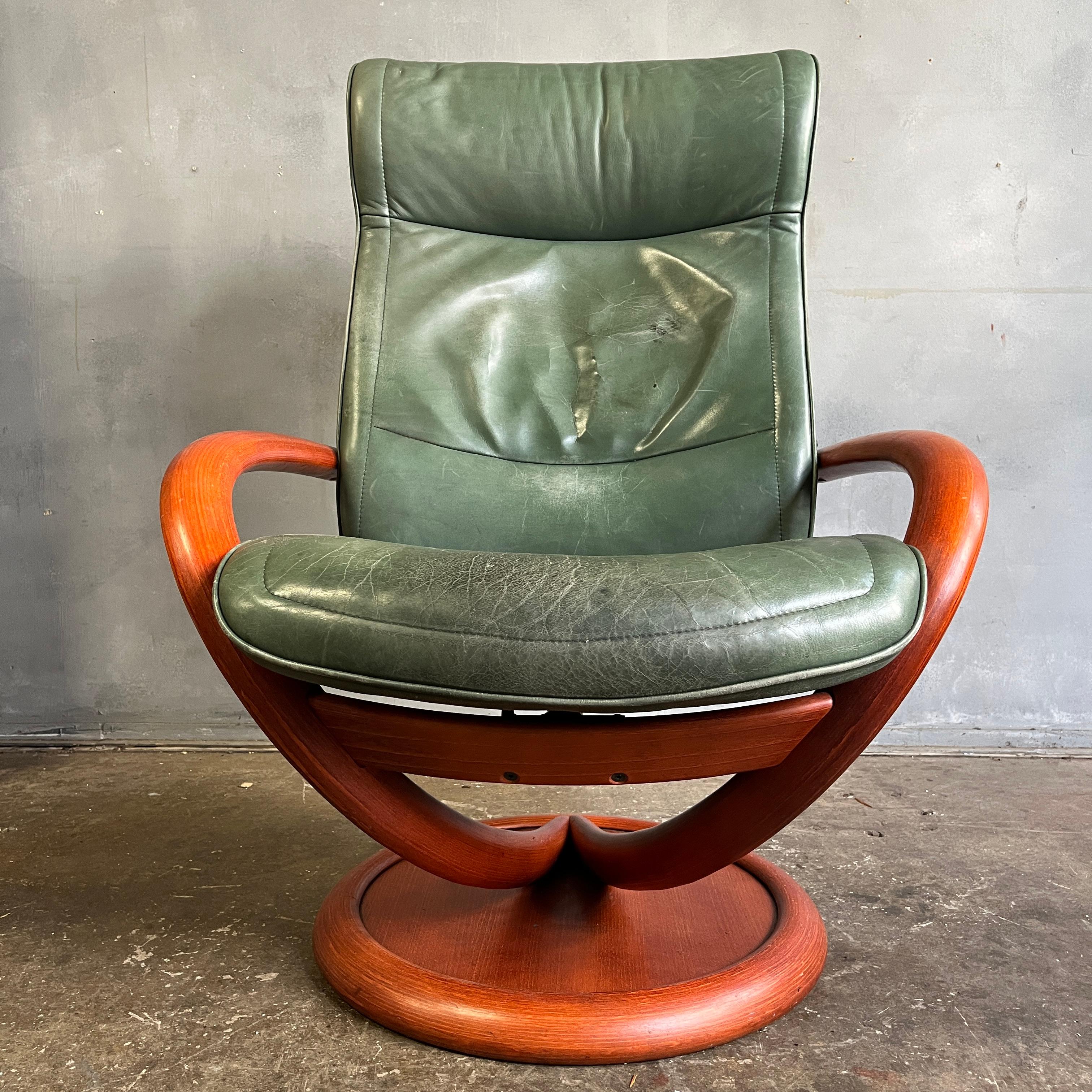 Midcentury Recliner Lounge Chair circa 1970 For Sale 3