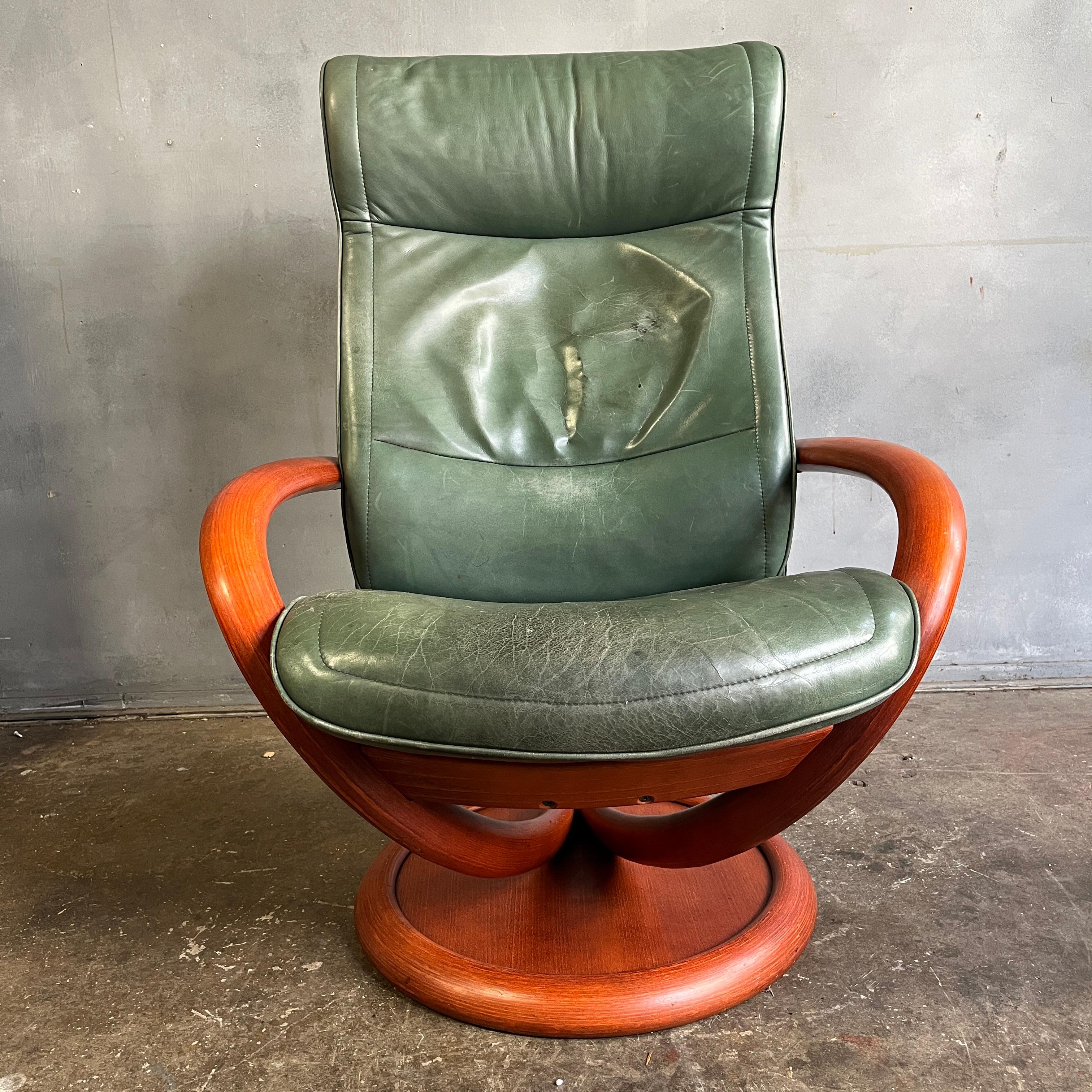 Midcentury Recliner Lounge Chair circa 1970 In Good Condition For Sale In BROOKLYN, NY
