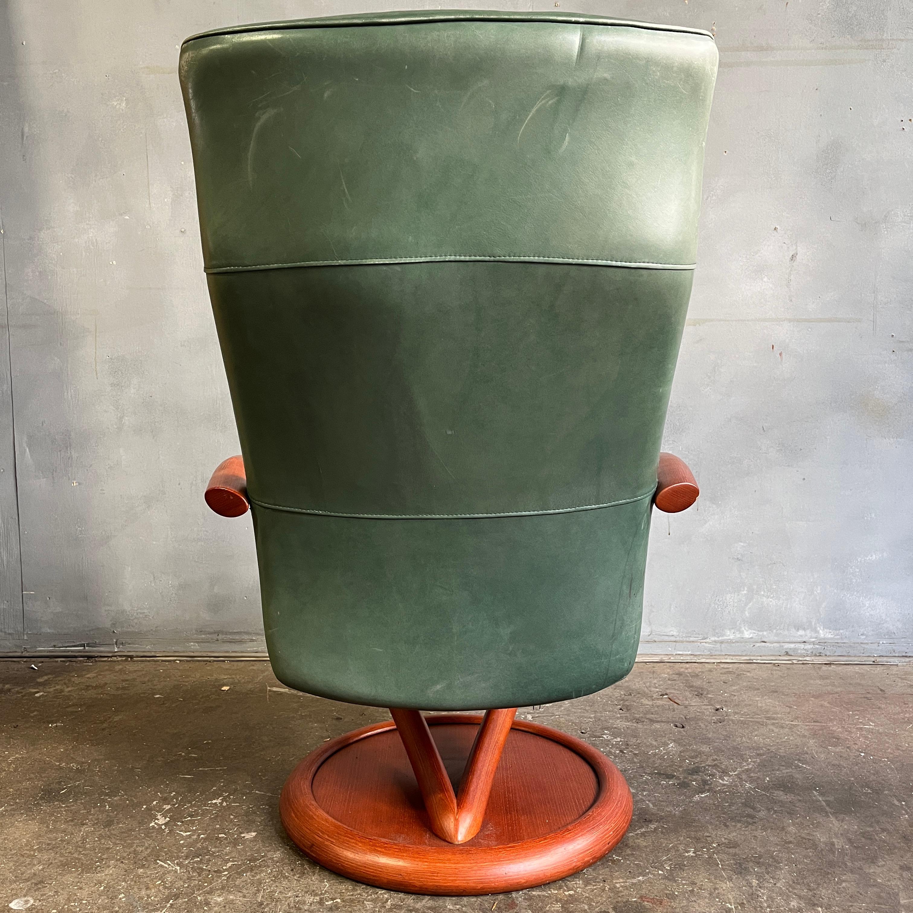 Midcentury Recliner Lounge Chair circa 1970 For Sale 1