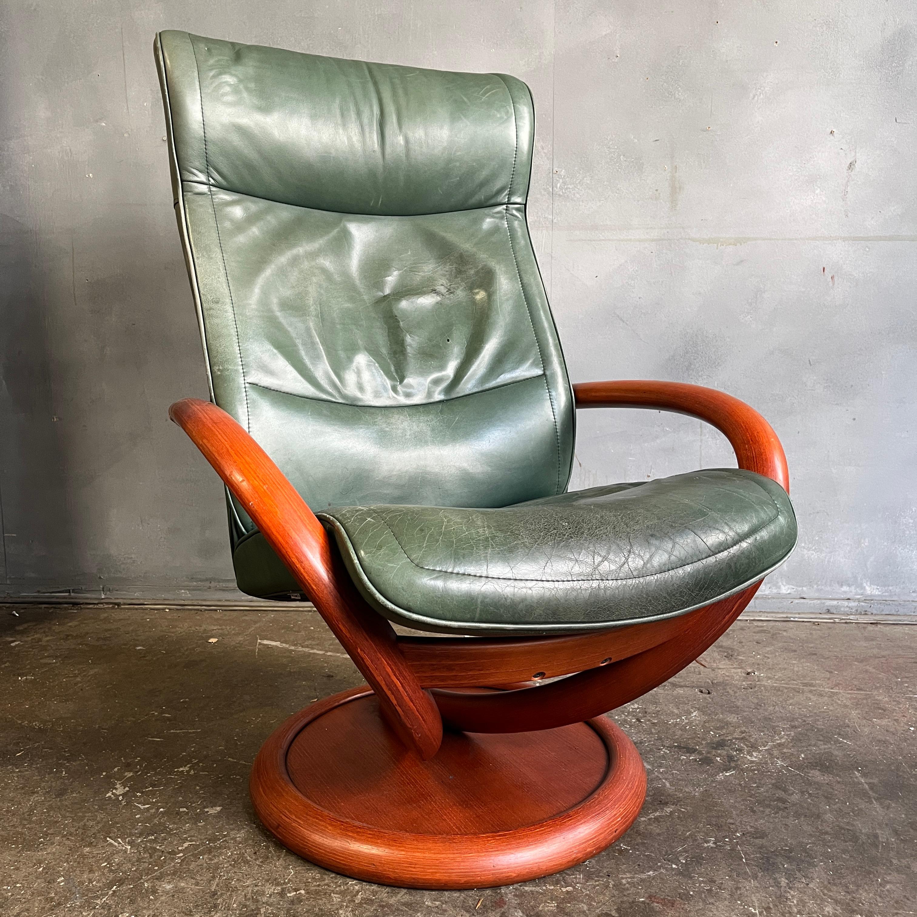 Midcentury Recliner Lounge Chair circa 1970 For Sale 2