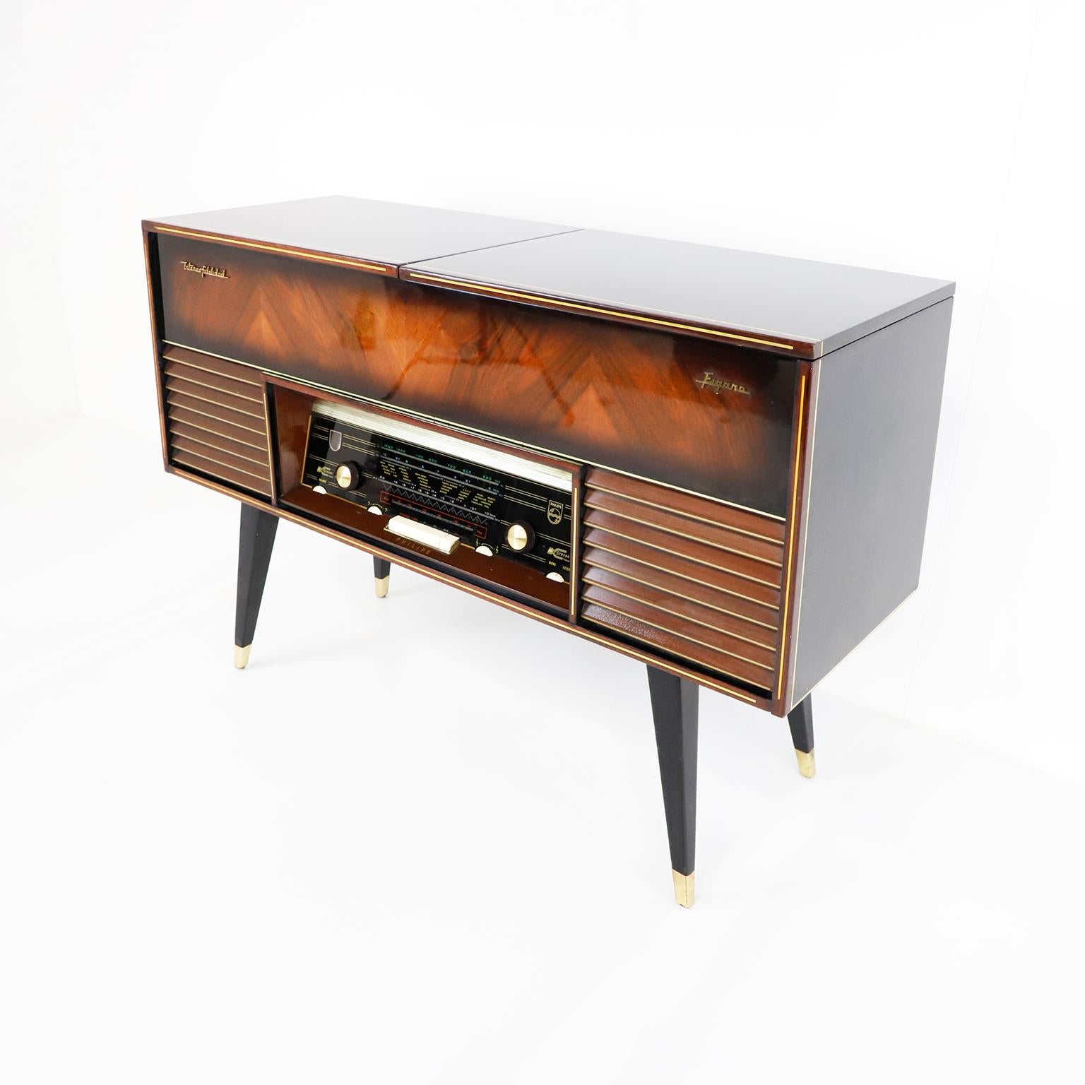 Circa 1960 by Philips. We offer this incredible de luxe turntable console that works with bulbs and made in fantastic root wood. The turntable work at perfection but the radio doesn't work. We can send you a video with the turntable working.
 