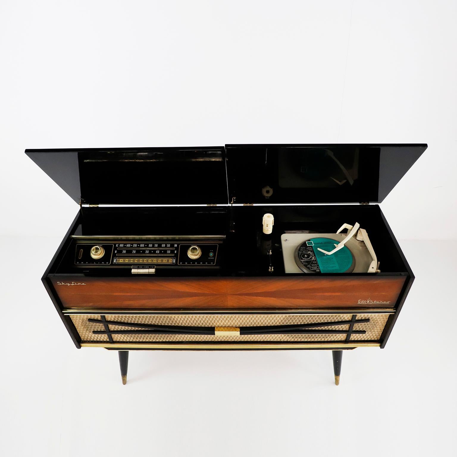 Made in 1967 by Sky Line. We offer this incredible de luxe Turntable console that works with bulbs and made in fantastic root wood. The wonderful thing about this piece is that it was shelved for more than 50 years and its condition is almost new,
