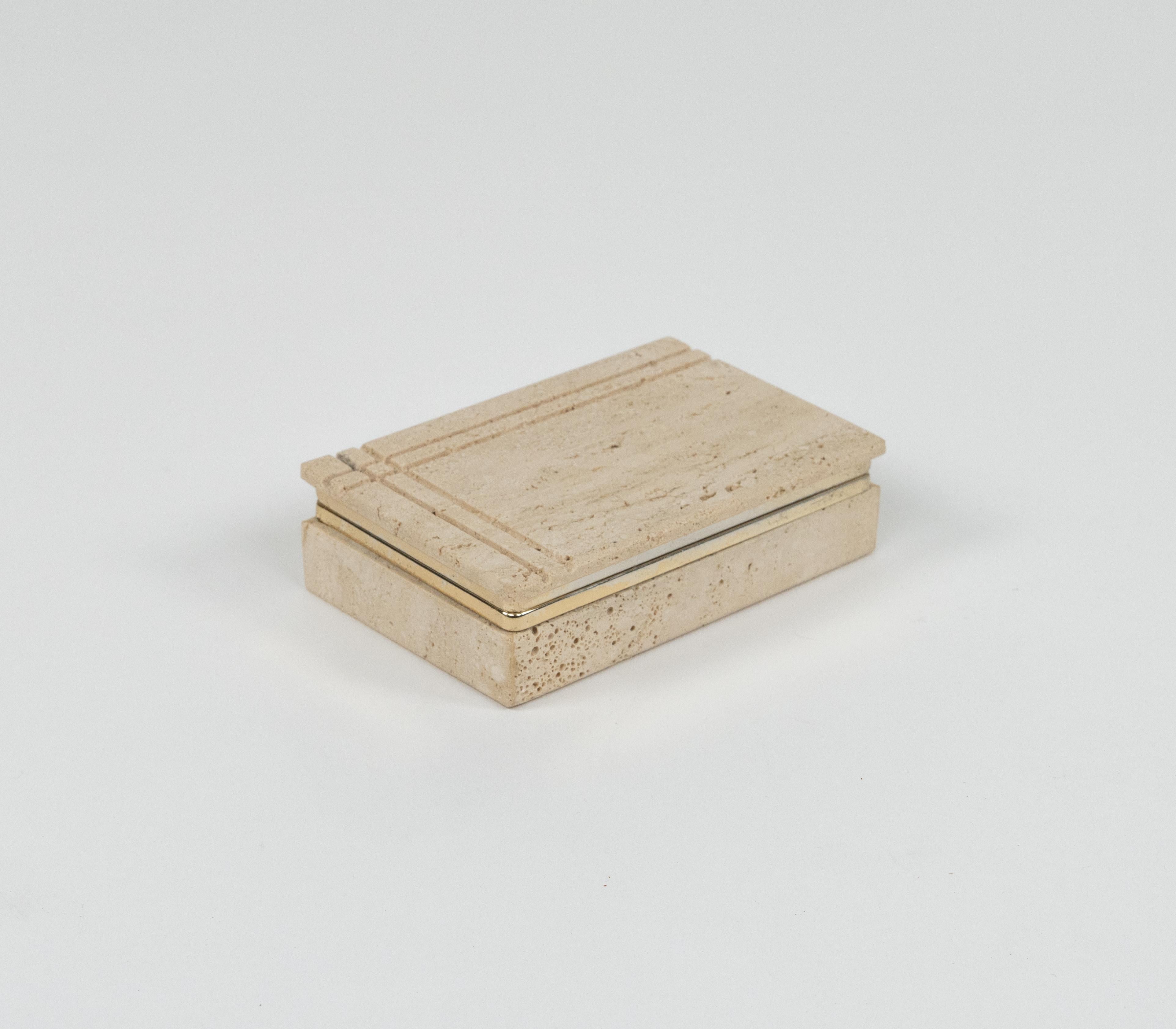 Midcentury beautiful rectangular box in travertine and brass in the style of Fratelli Mannelli.  

Made in Italy in the 1970.

Perfect desk object or gift idea.
