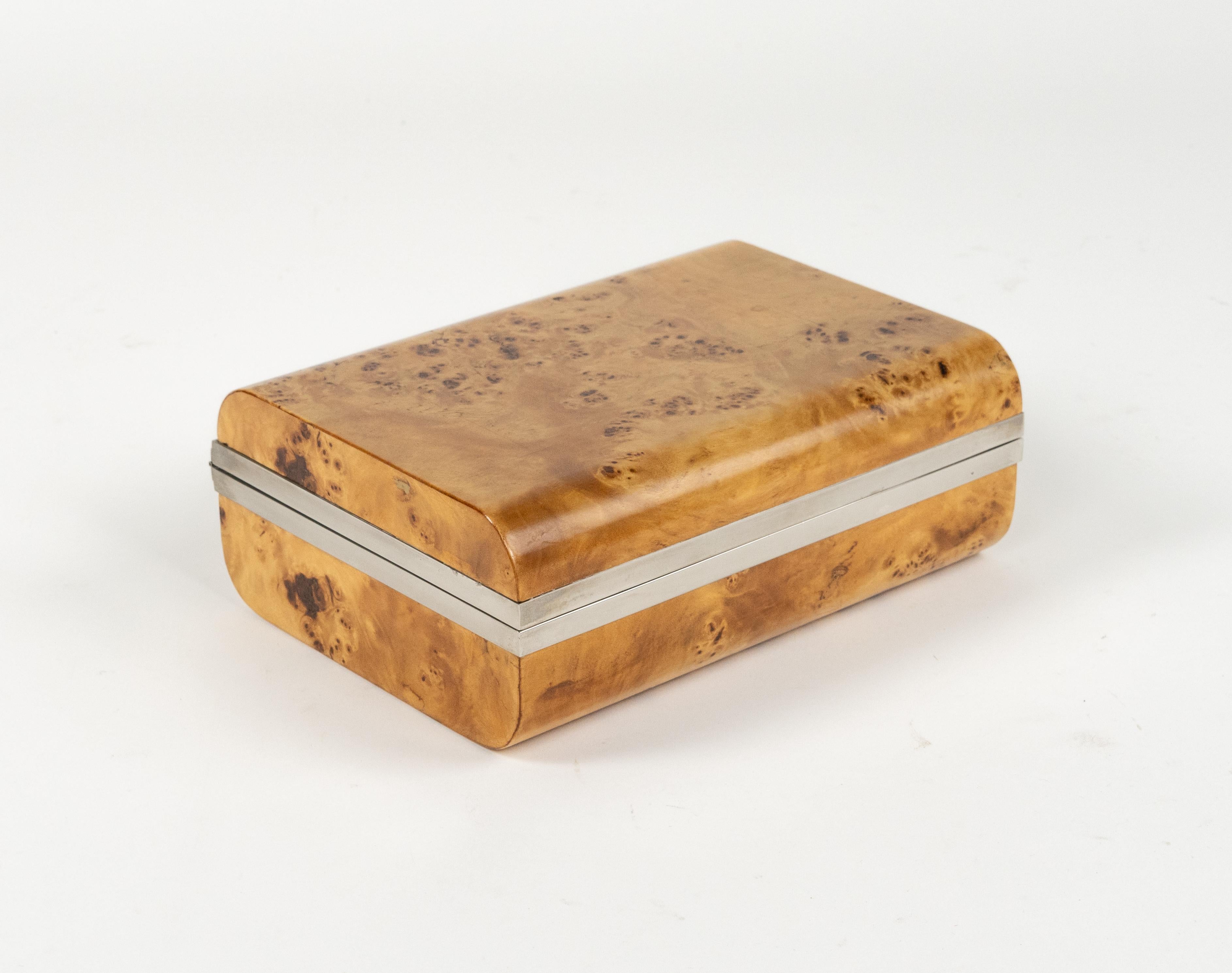 Schöner rechteckiger Dekokasten aus Holz und Chrom im Stil von Willy Rizzo aus der Jahrhundertmitte.

Hergestellt in Italien in den 1970er Jahren.

Perfektes Schreibtischobjekt oder Geschenkidee.
