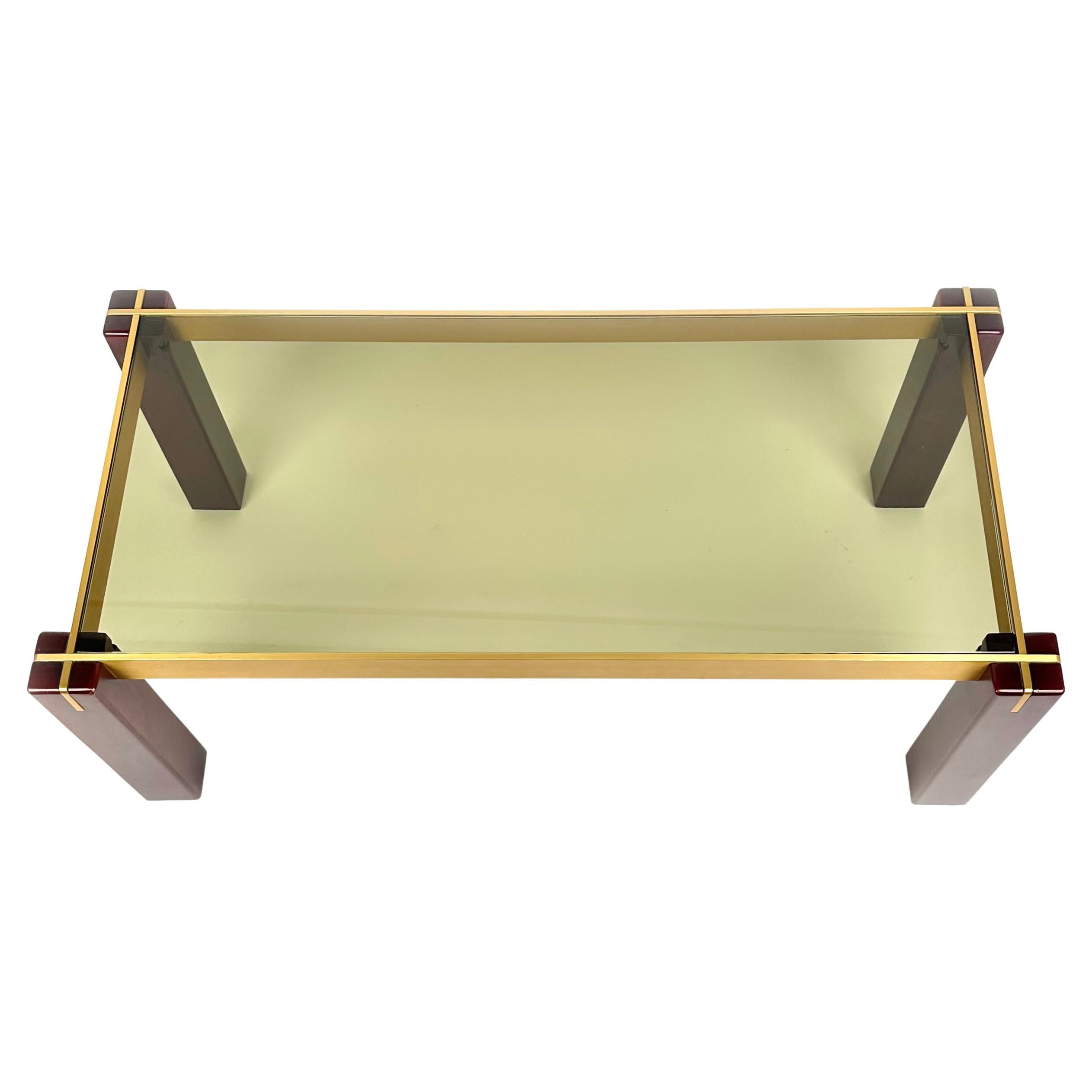 Rechteckiger Couchtisch aus der Mitte des Jahrhunderts aus Holz, Messing und Rauchglas, Italien 1960er Jahre (Italienisch) im Angebot