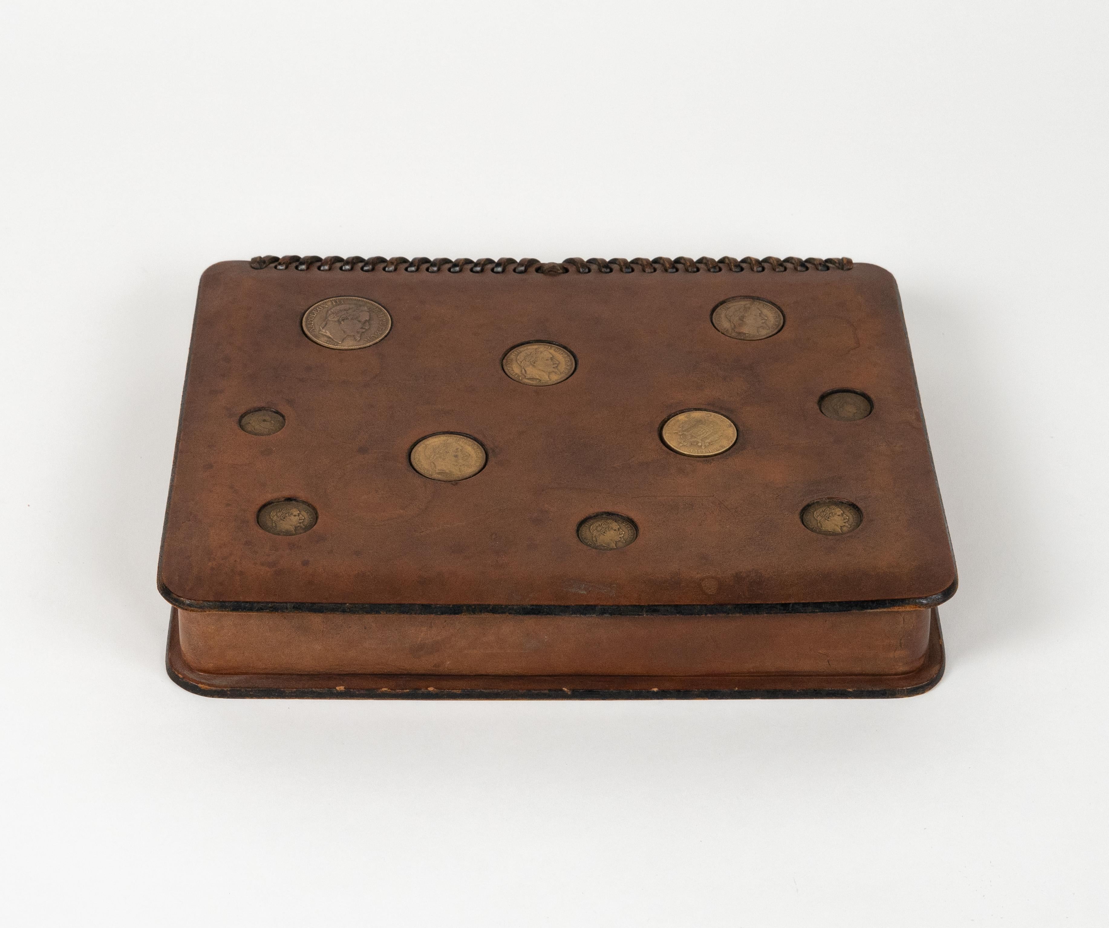 Midcentury beautiful rectangular decorative box in leather with coins by LAR.

Made in Italy in the 1960s.