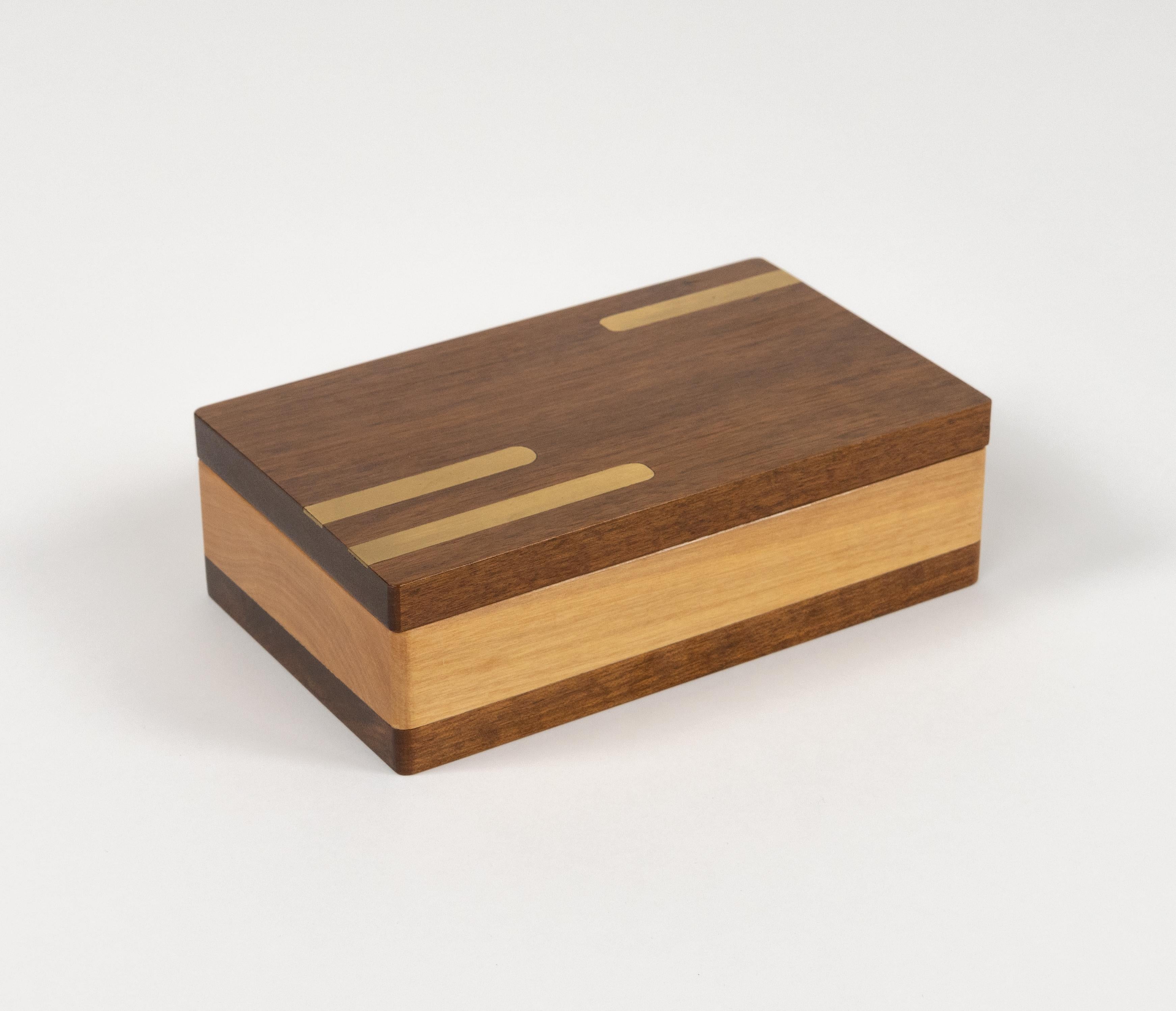 Midcentury beautiful rectangular decorative box in wood and brass details.

Made in Italy in the 1970s.