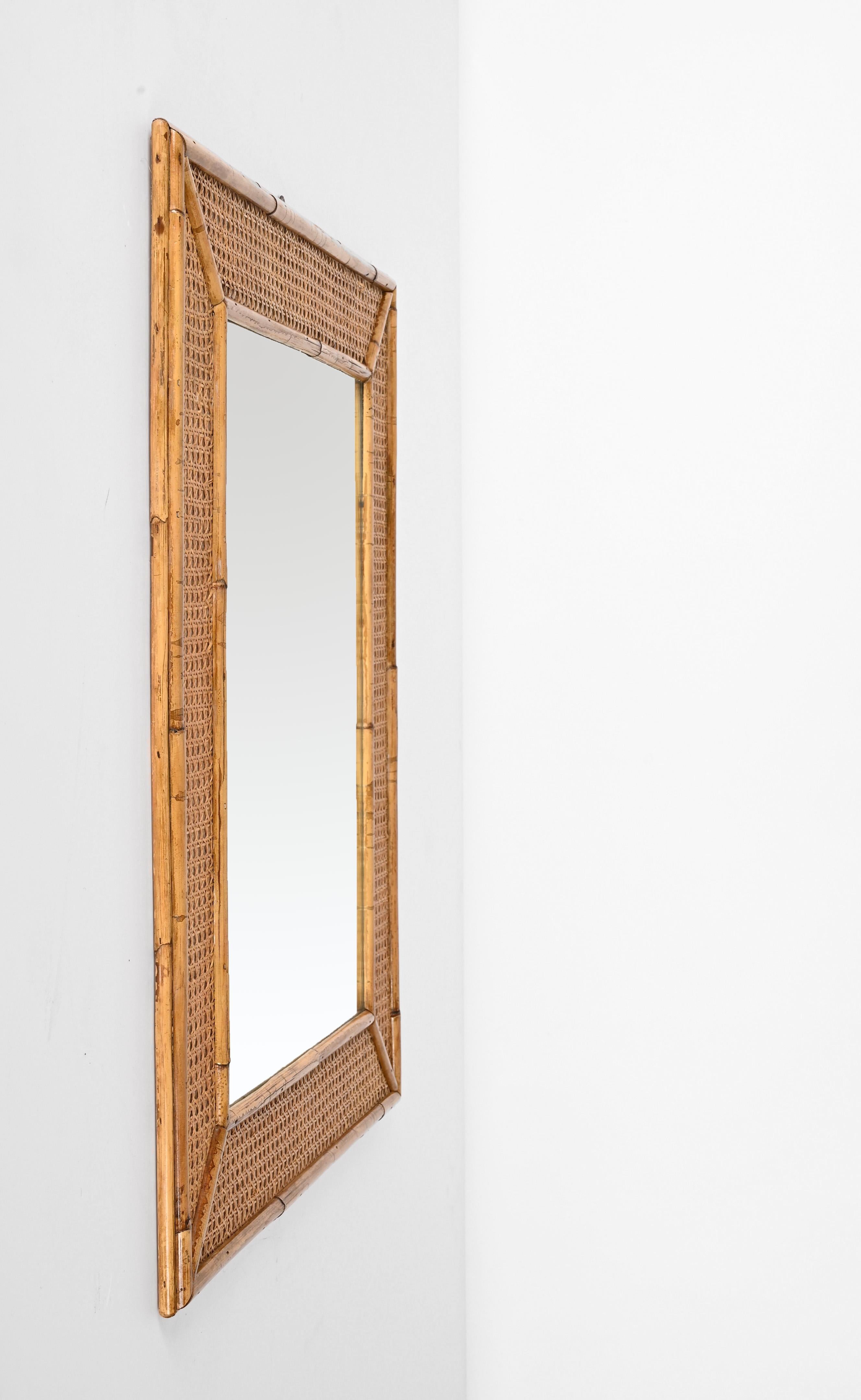 Spektakulärer rechteckiger Spiegel aus der Mitte des Jahrhunderts mit Rahmen aus Bambus und Wiener Stroh. Dieses erstaunliche Stück wurde in den 1970er Jahren in Italien hergestellt.

Die Besonderheit dieses Stücks liegt in seinem Rahmen, denn er