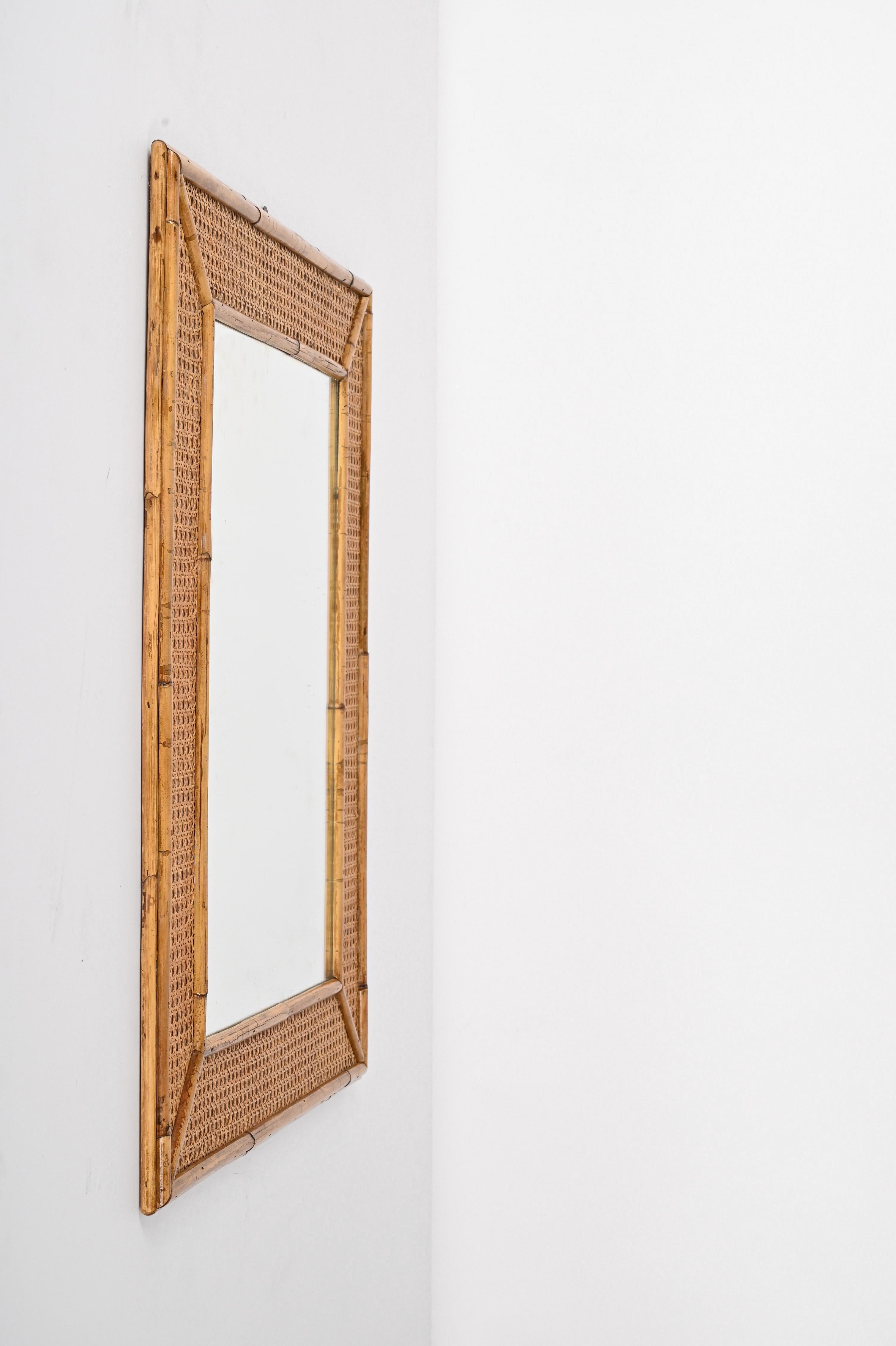 20ième siècle Miroir italien rectangulaire du milieu du siècle dernier avec cadre en bambou et paille de Vienne, 1970 en vente