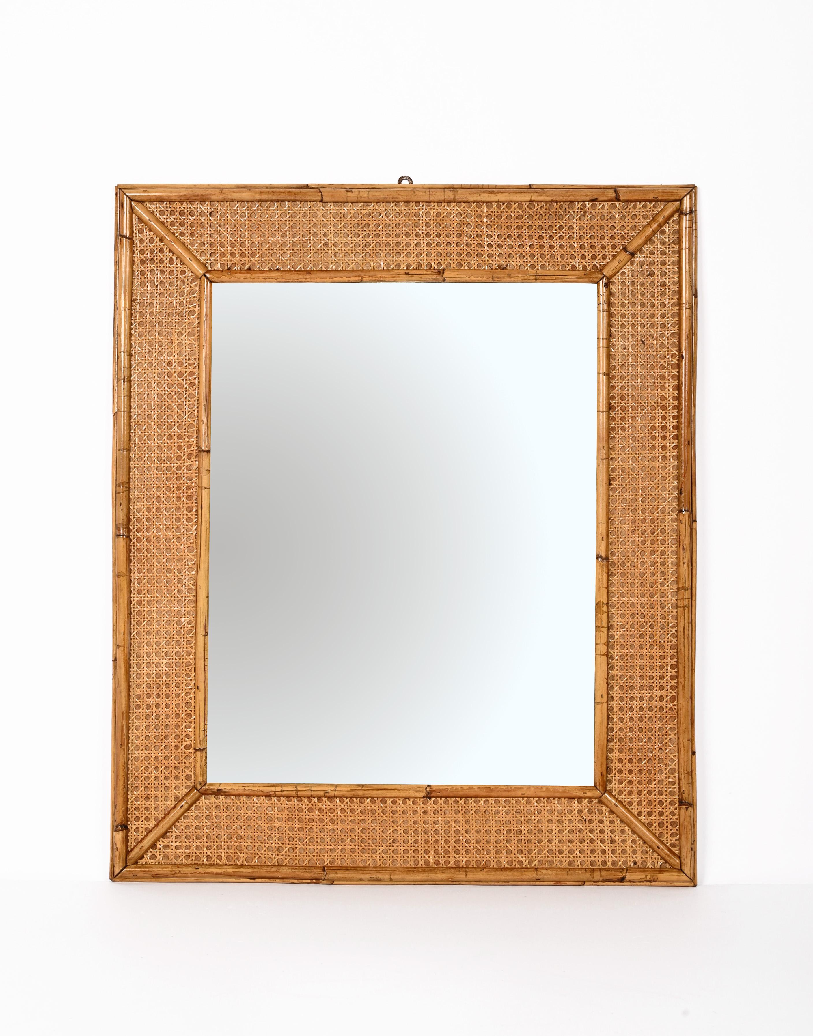 Miroir italien rectangulaire du milieu du siècle dernier avec cadre en bambou et paille de Vienne, 1970 en vente 1