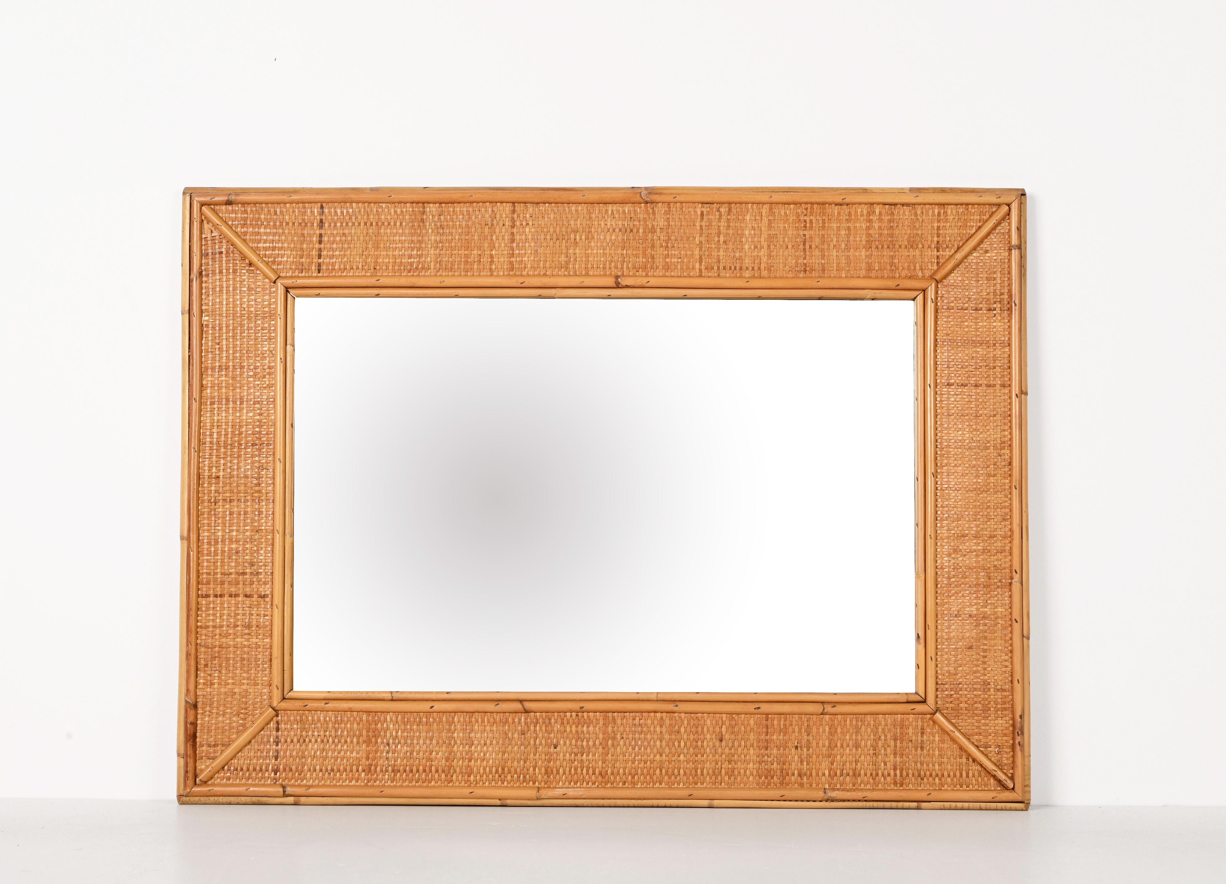 Mid-Century Modern Miroir italien rectangulaire du milieu du siècle dernier avec cadre en bambou et osier tressé, 1970 en vente