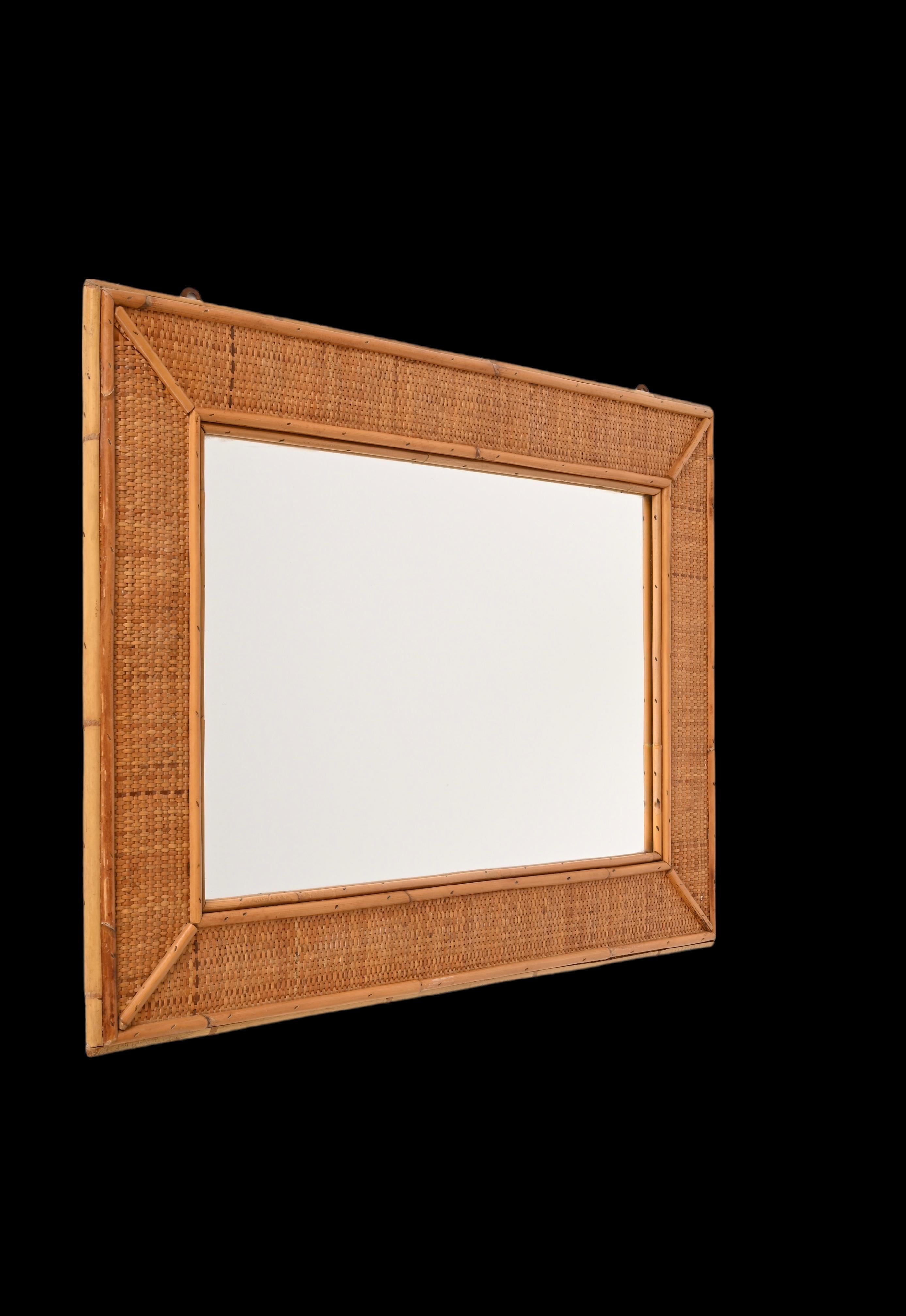 20ième siècle Miroir italien rectangulaire du milieu du siècle dernier avec cadre en bambou et osier tressé, 1970 en vente