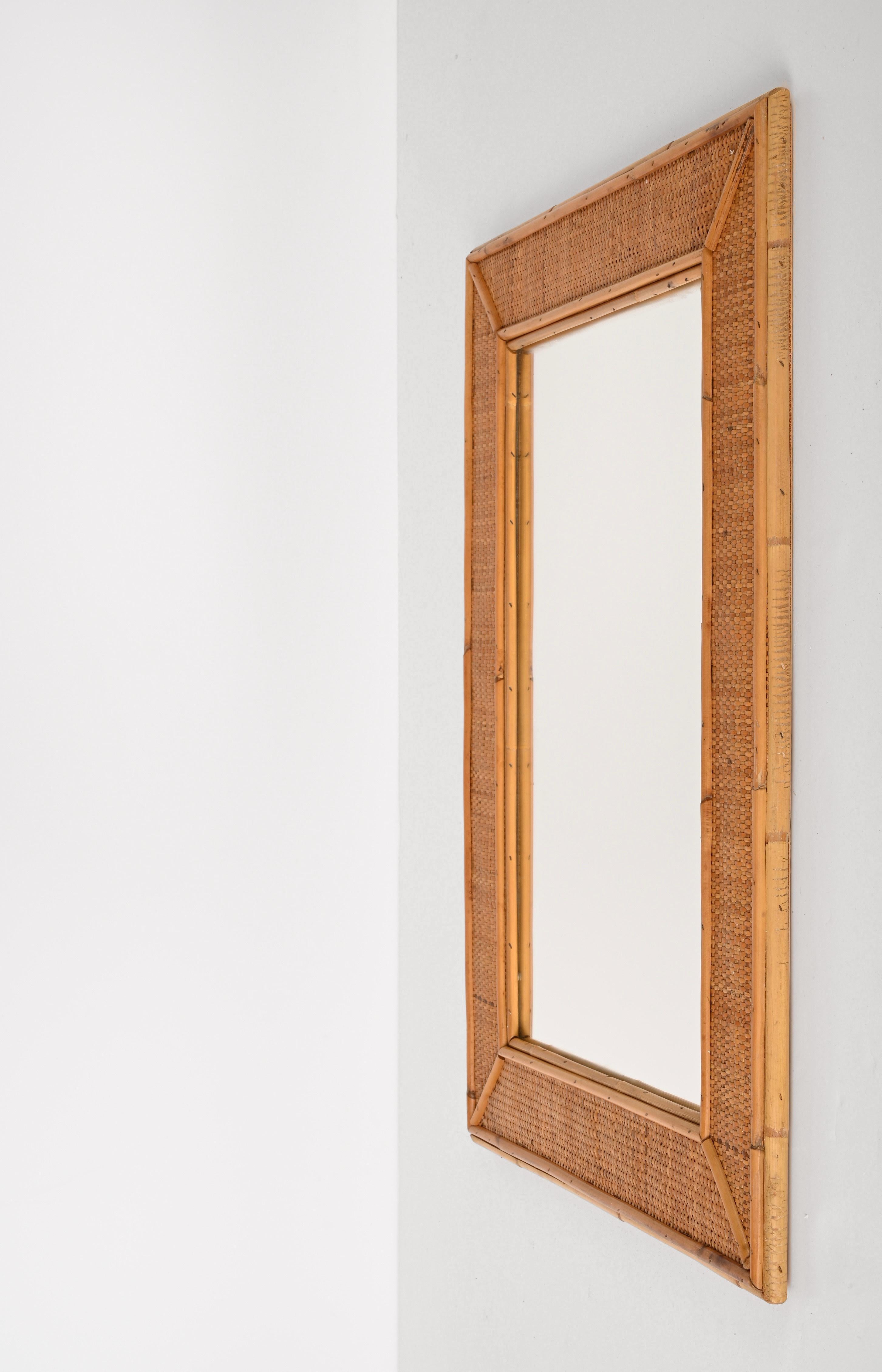 Miroir italien rectangulaire du milieu du siècle dernier avec cadre en bambou et osier tressé, 1970 en vente 1