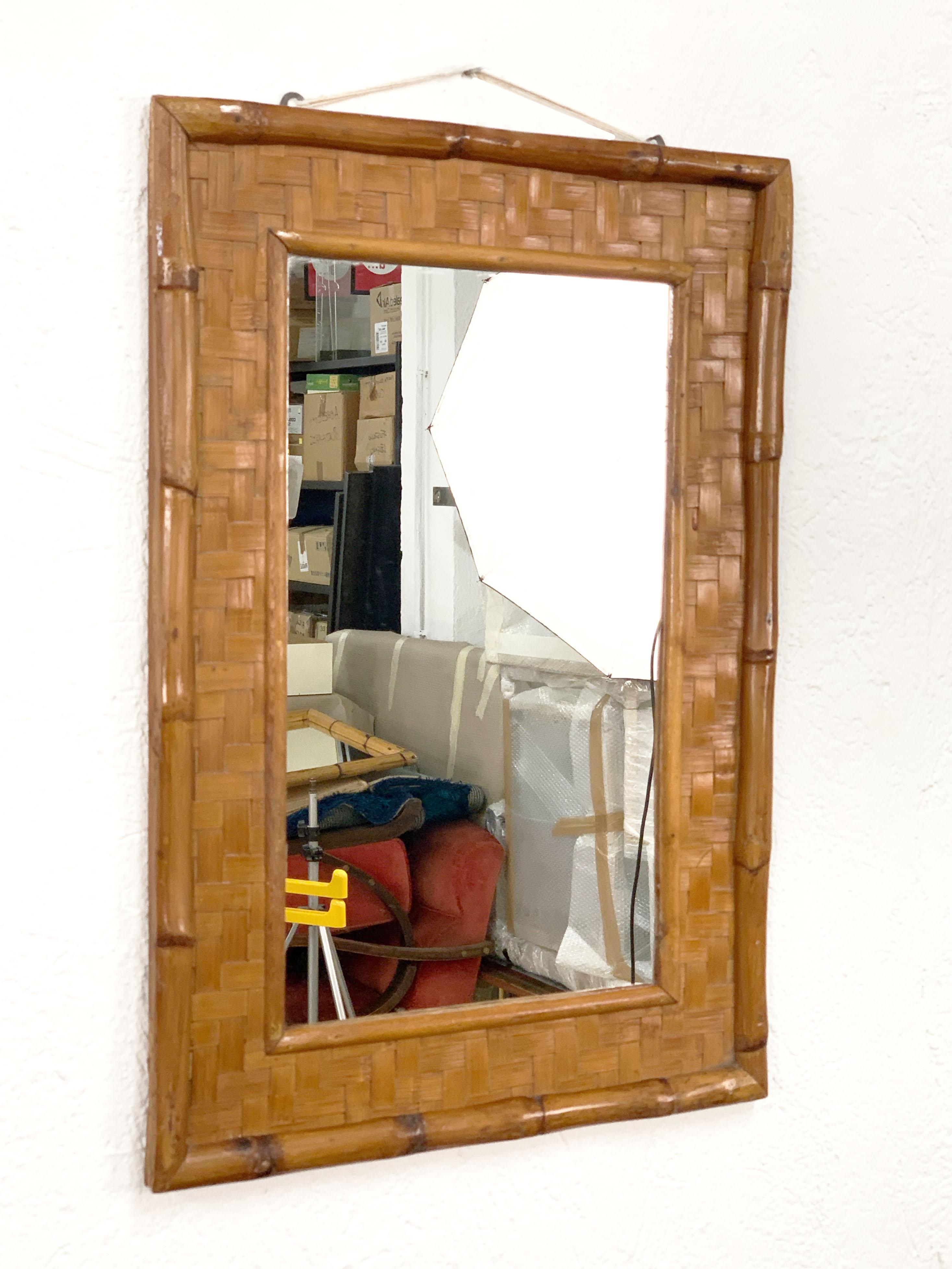 Wonderful midcentury rectangular bamboo and woven wicker mirror, produced in Italy during the 1960s.

The frame is really complex, as it has an internal part made of small bamboo canes, the central part made of wicker woven and the external one