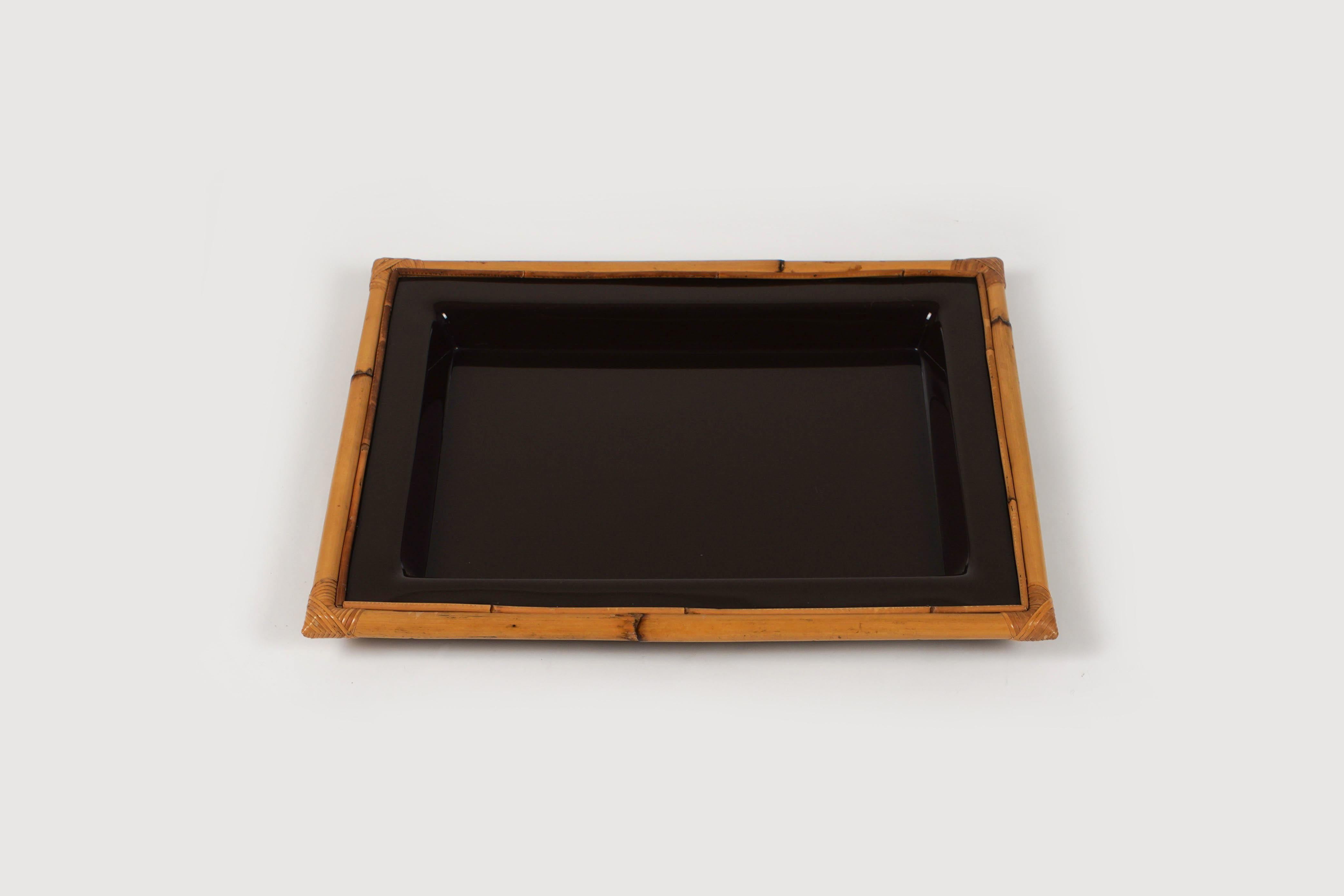 Mid-century beautiful rectangular serving tray or vide-poche in bamboo, rattan and  brown acrylic.

Made in Italy in the 1970s.