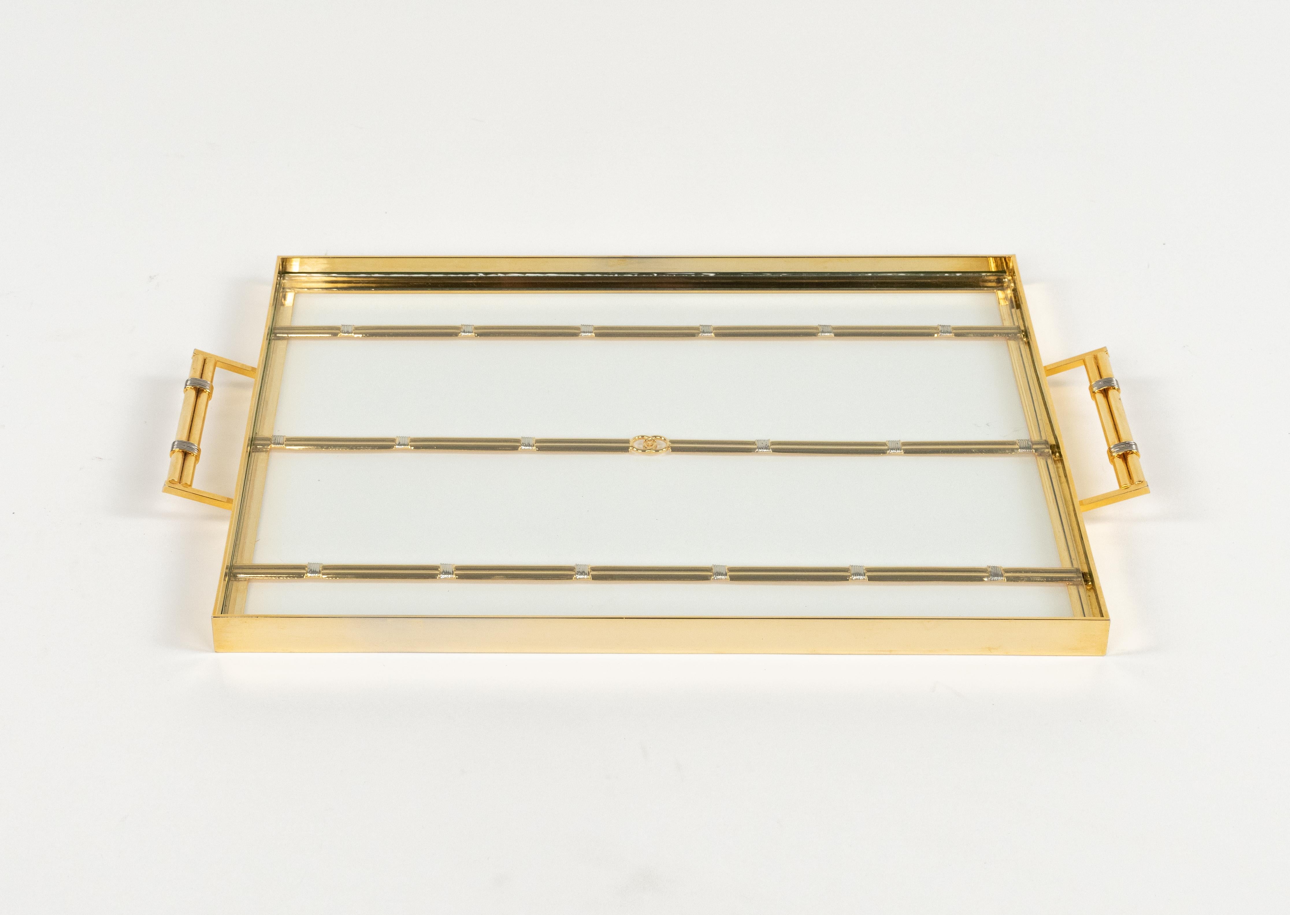 Mid-Century Modern Plateau de service rectangulaire du milieu du siècle en laiton et verre signé Gucci, Italie 1970 en vente