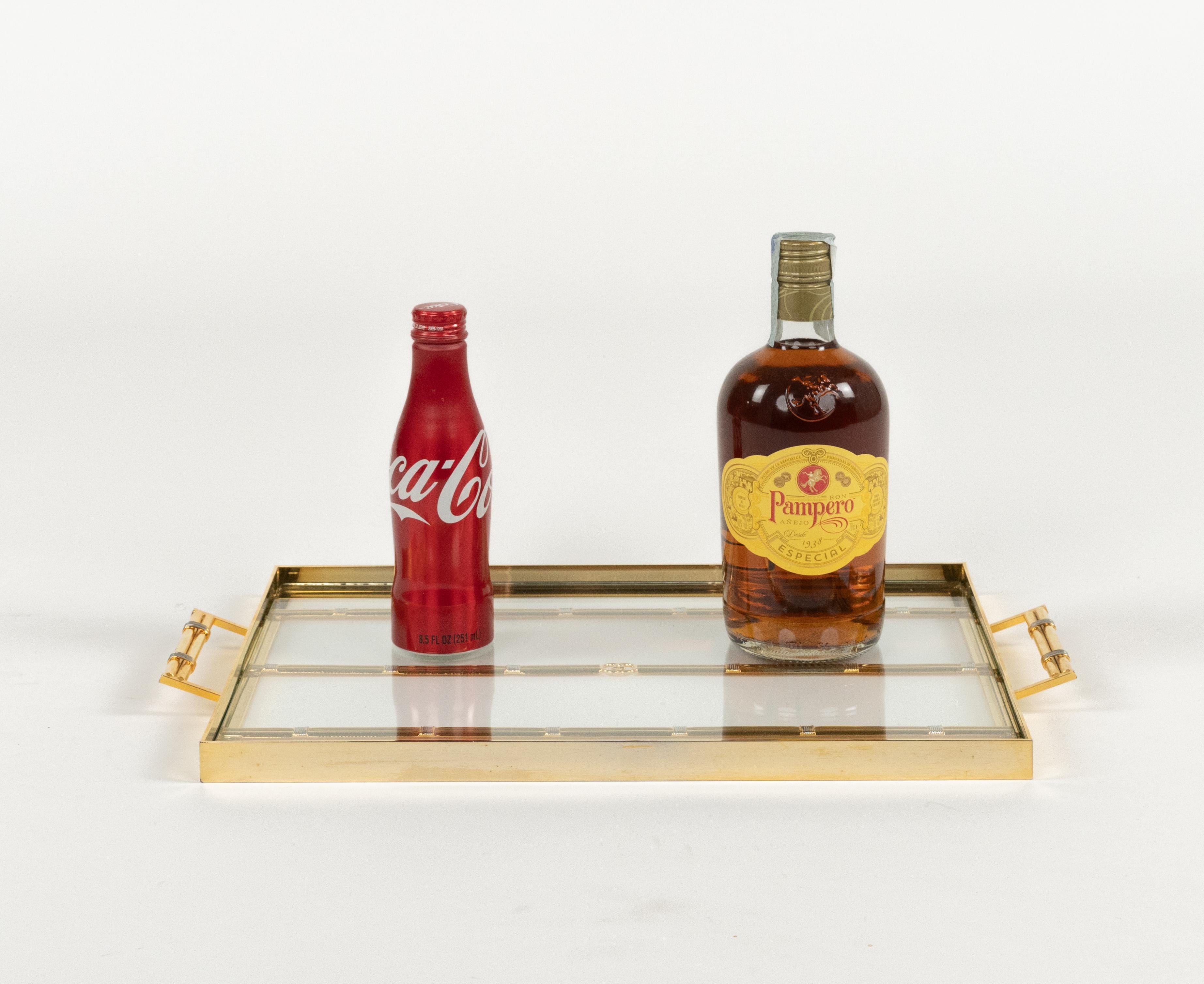 Plateau de service rectangulaire du milieu du siècle en laiton et verre signé Gucci, Italie 1970 en vente 1