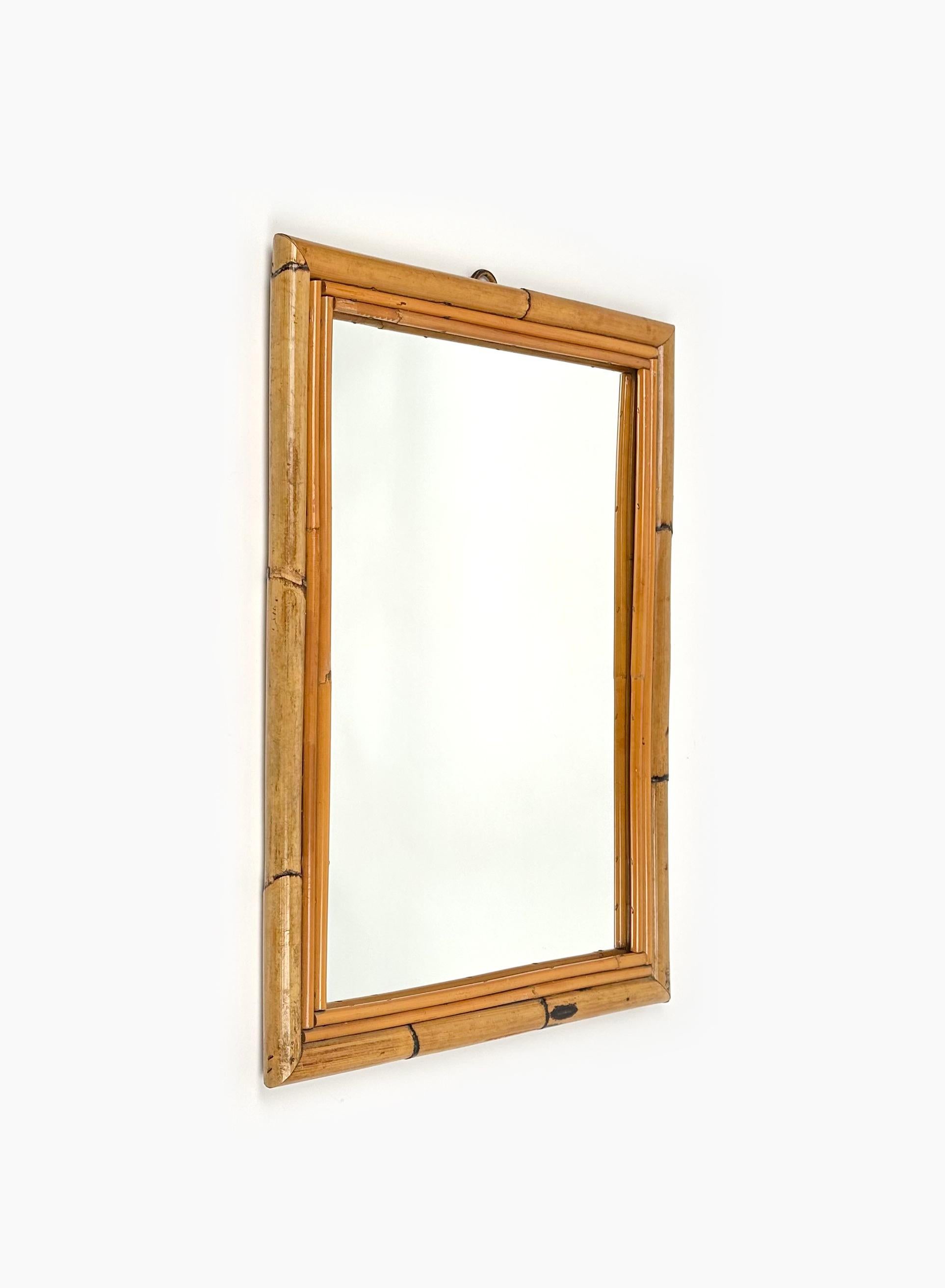 Precioso espejo de pared rectangular de bambú. 

Fabricado en Italia en la década de 1970.