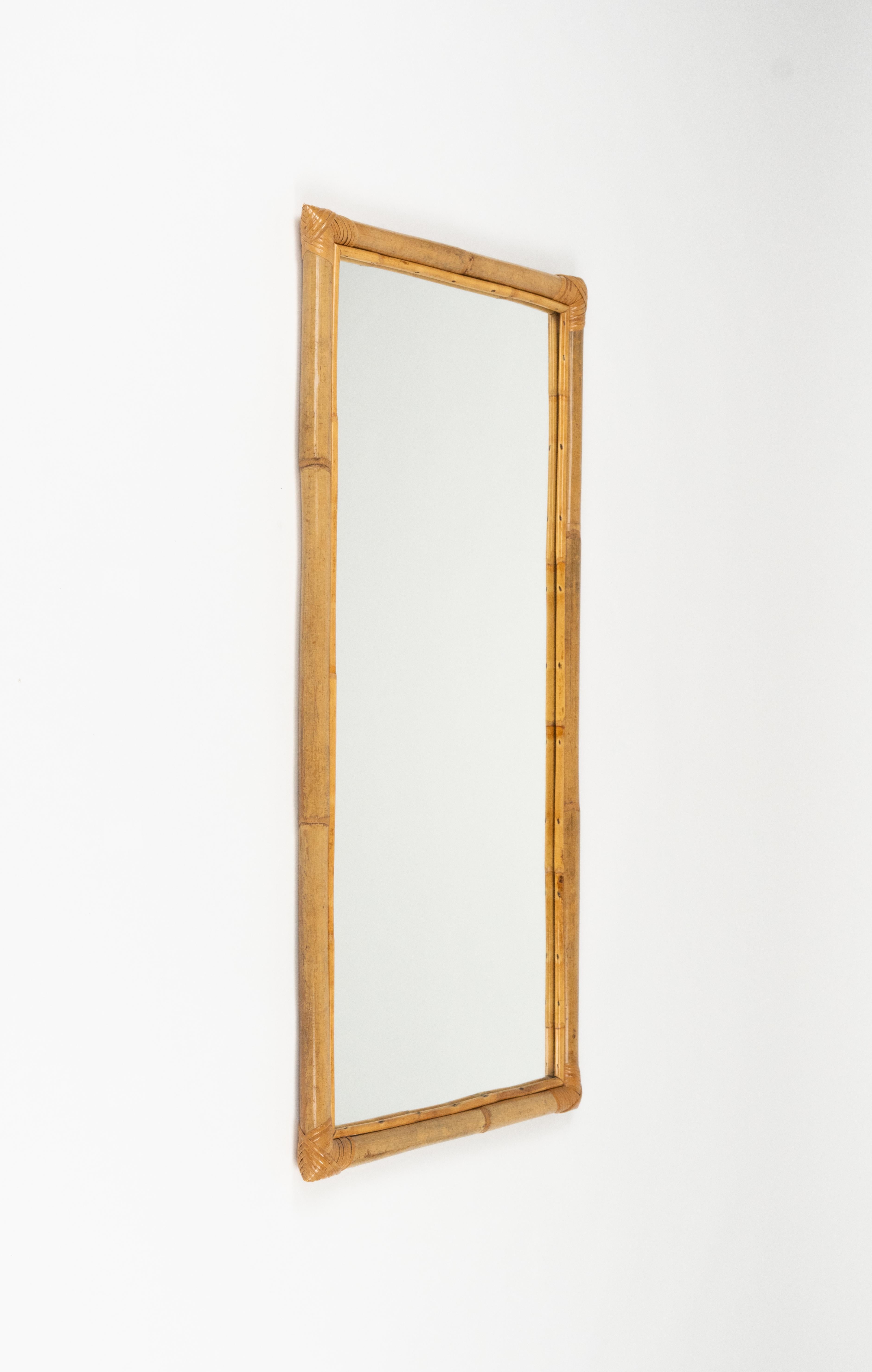 Midcentury beautiful rectangular wall mirror in bamboo and rattan.

Made in Italy in the 1970s.

A nice choice placed in a bathroom, bedroom or entry house in any beach house or countryside house decoration, or in any other interior design with a