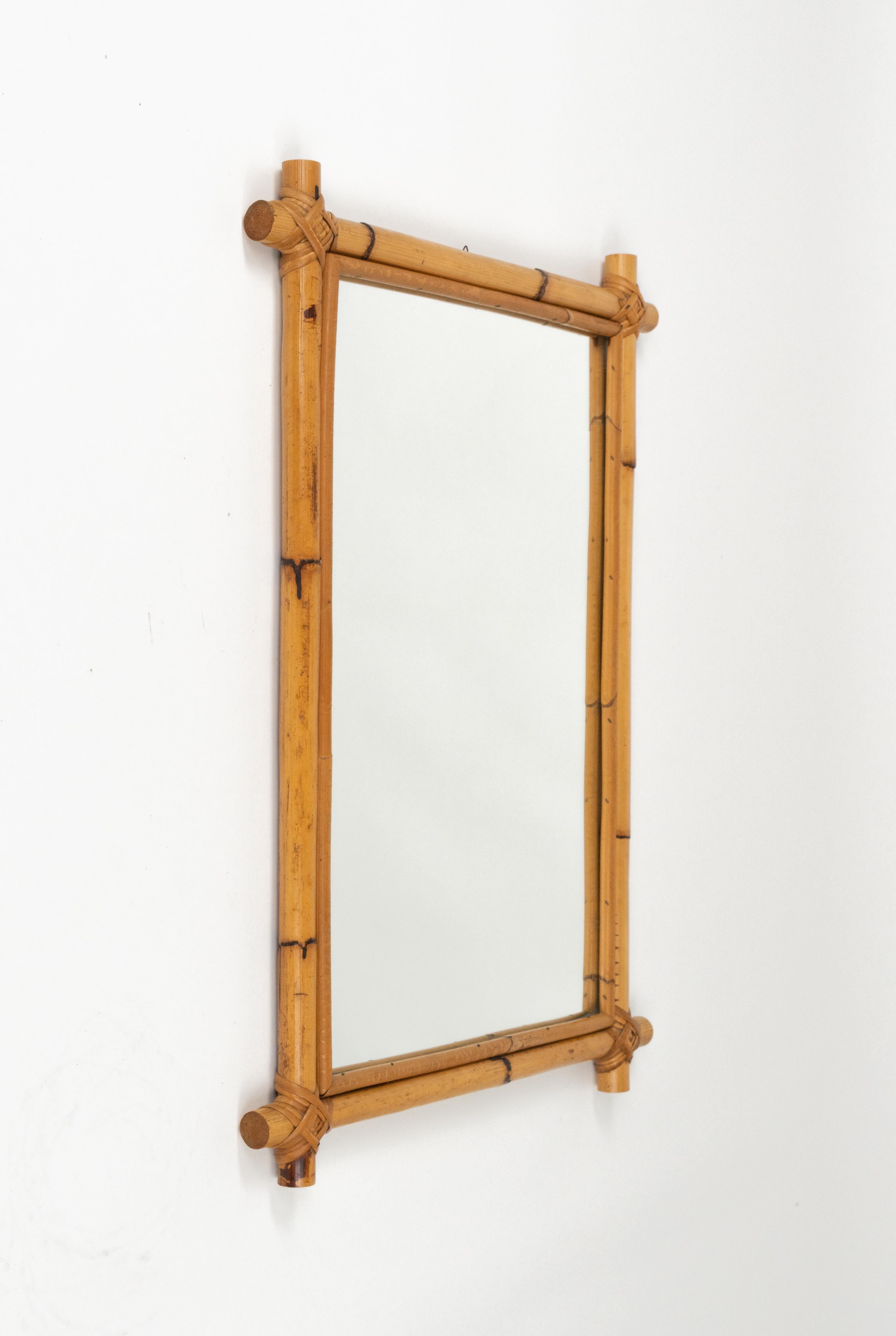 Precioso espejo de pared rectangular de bambú y ratán de mediados de siglo,

Fabricado en Italia en la década de 1970.


