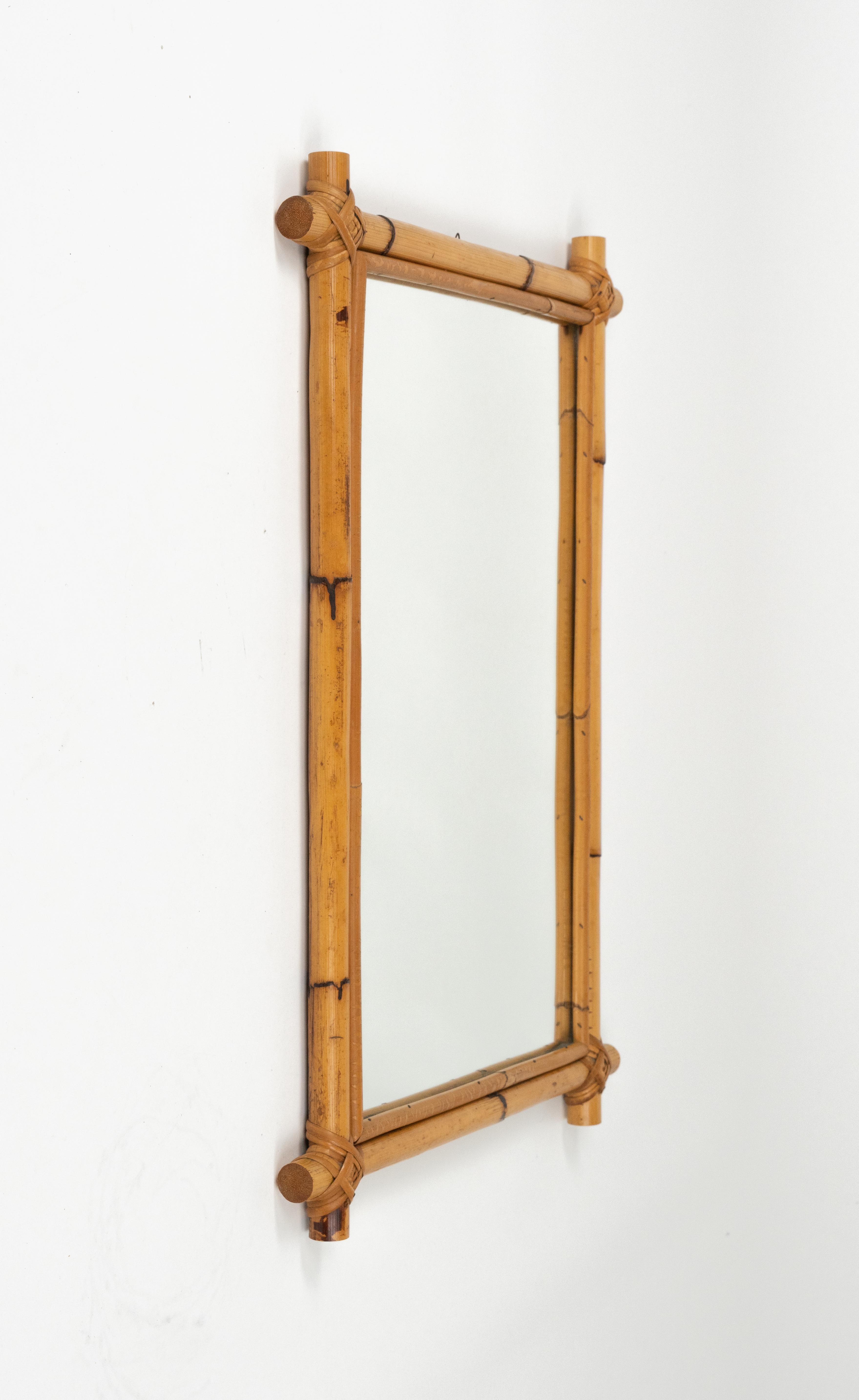 Espejo de pared rectangular de ratán y bambú de mediados de siglo, Italia Años 70 en Bueno estado para la venta en Rome, IT