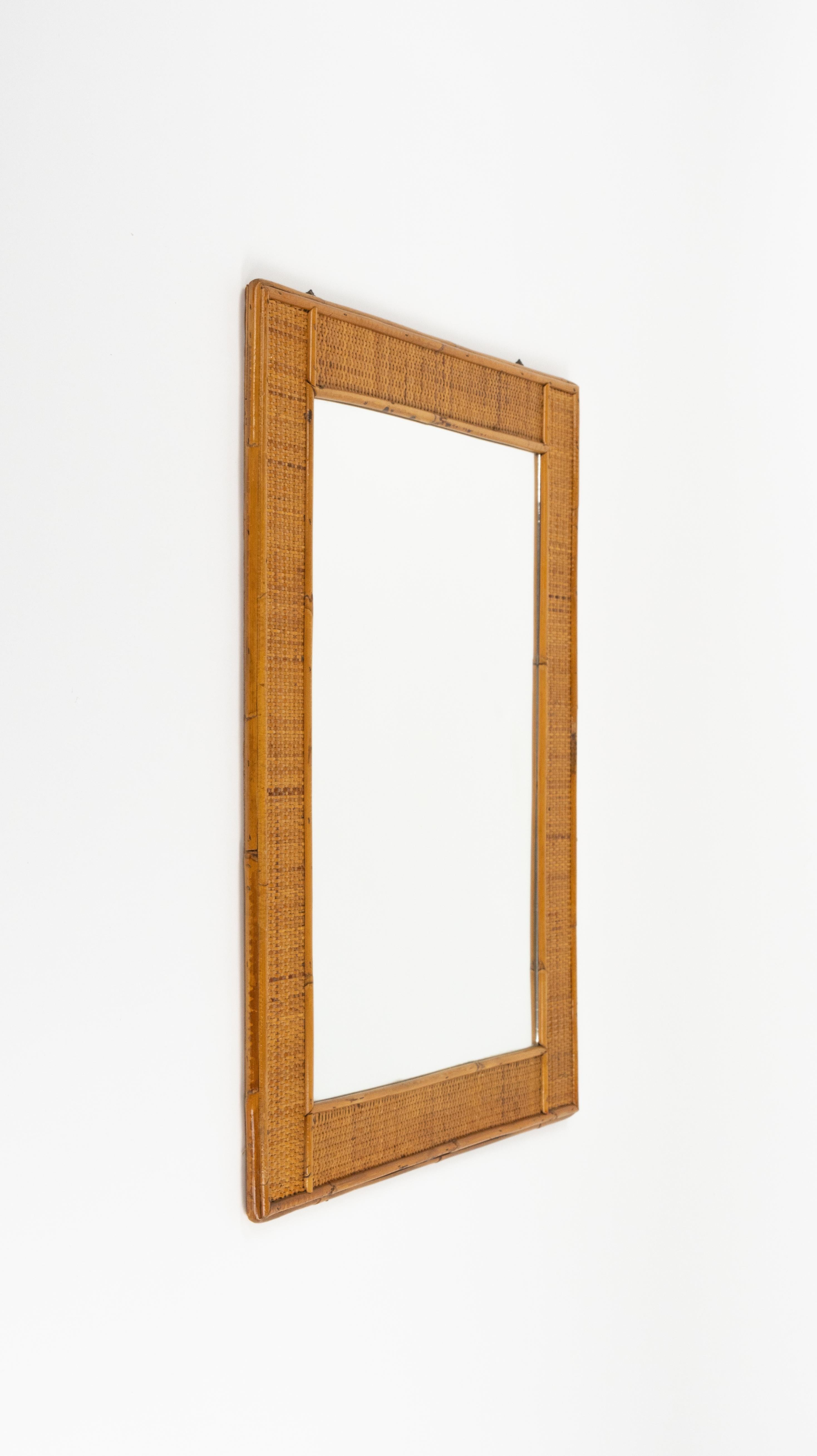 Midcentury beautiful rectangular wall mirror double frame in rattan and wicker.

Made in Italy in the 1970s.