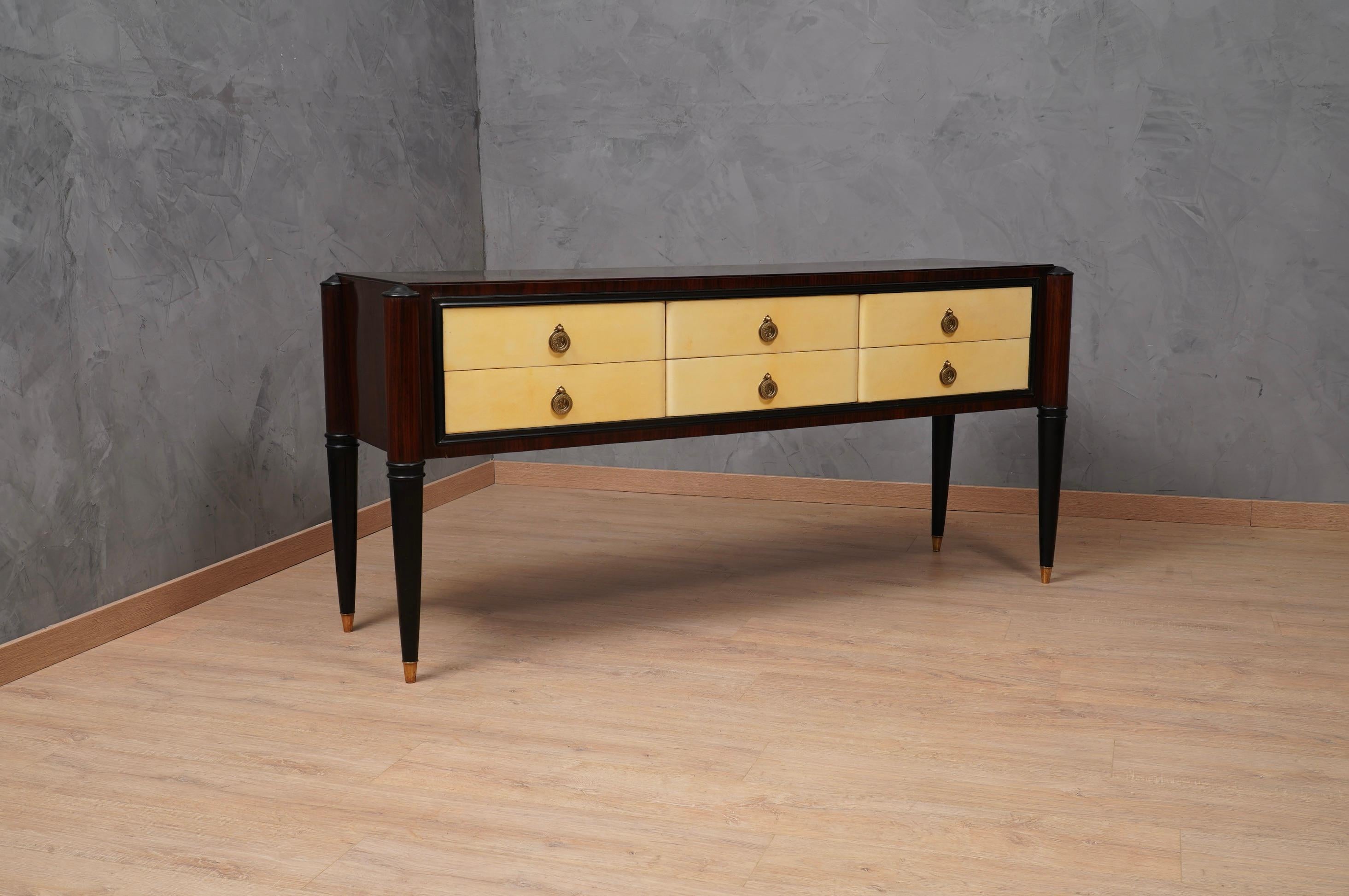 Italian Art Deco dresser of the first half of the last century. One can recognize his Italian style, Paolo Buffa, Vittorio Dassi, Osvaldo Borsani. Precious materials that have been used to compose it, from parchment leather to walnut to brass. Its