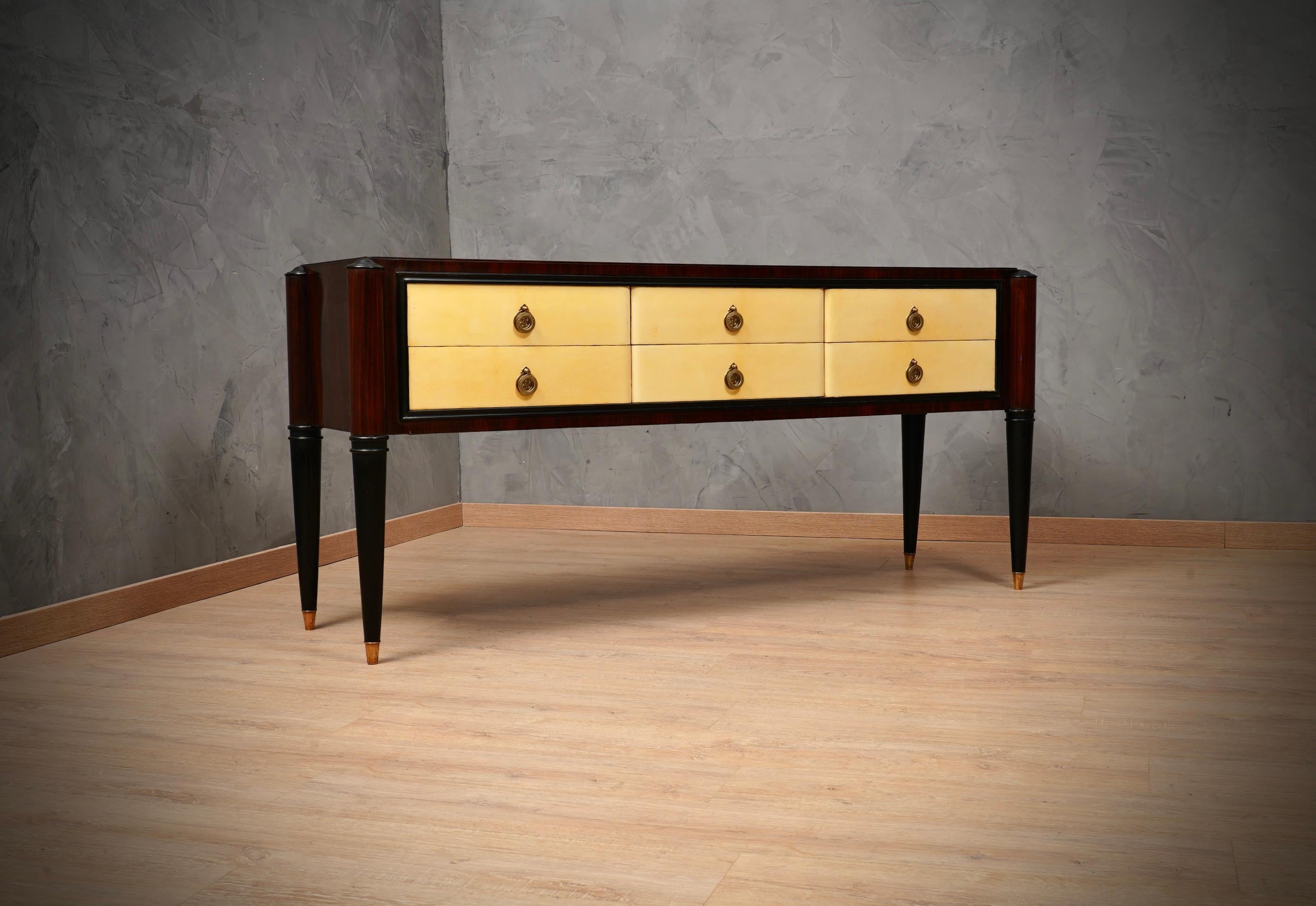 Italian Art Deco dresser of the first half of the last century. One can recognize his Italian style, Paolo Buffa, Vittorio Dassi, Osvaldo Borsani. Precious materials that have been used to compose it, from parchment leather to walnut to brass. Its