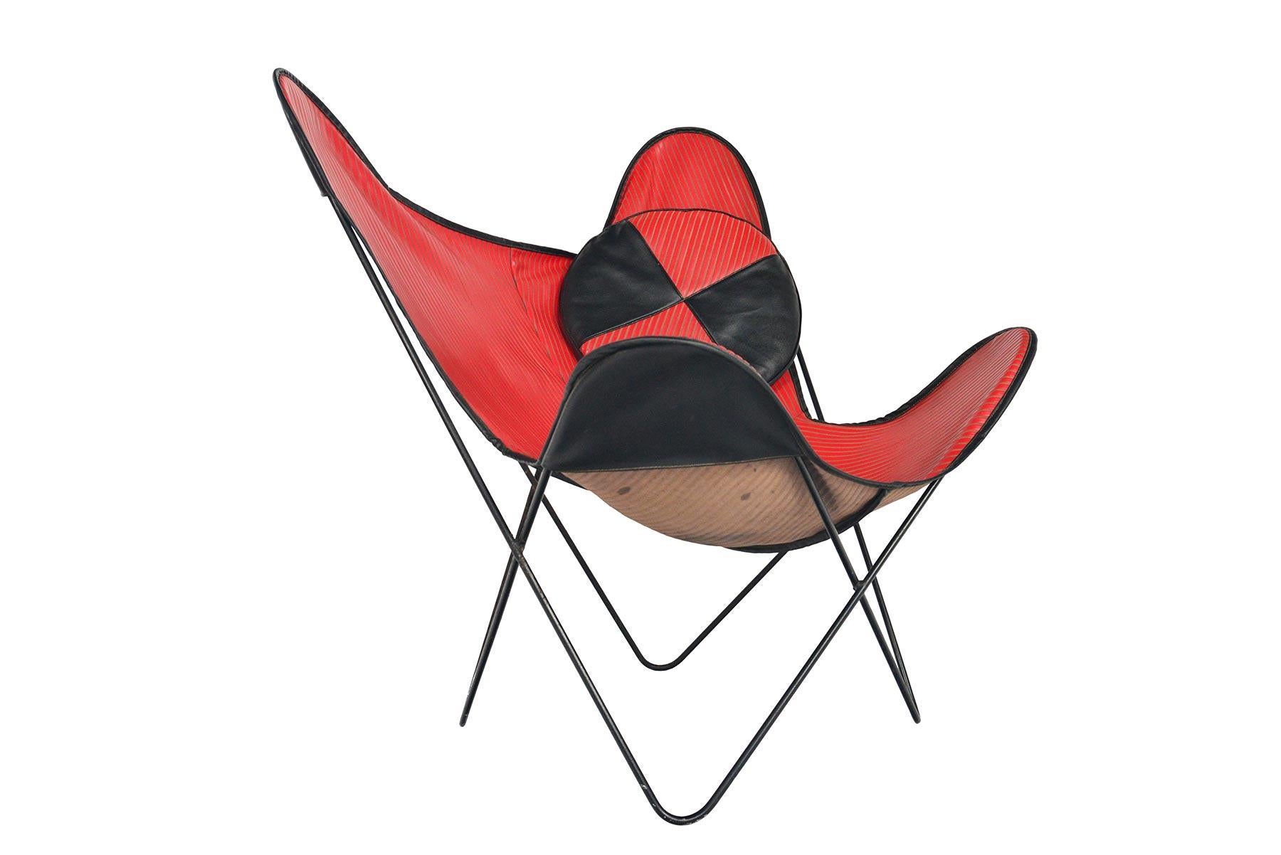 Midcentury Red and Black Vinyl Butterfly Lounge Chair In Good Condition For Sale In Berkeley, CA