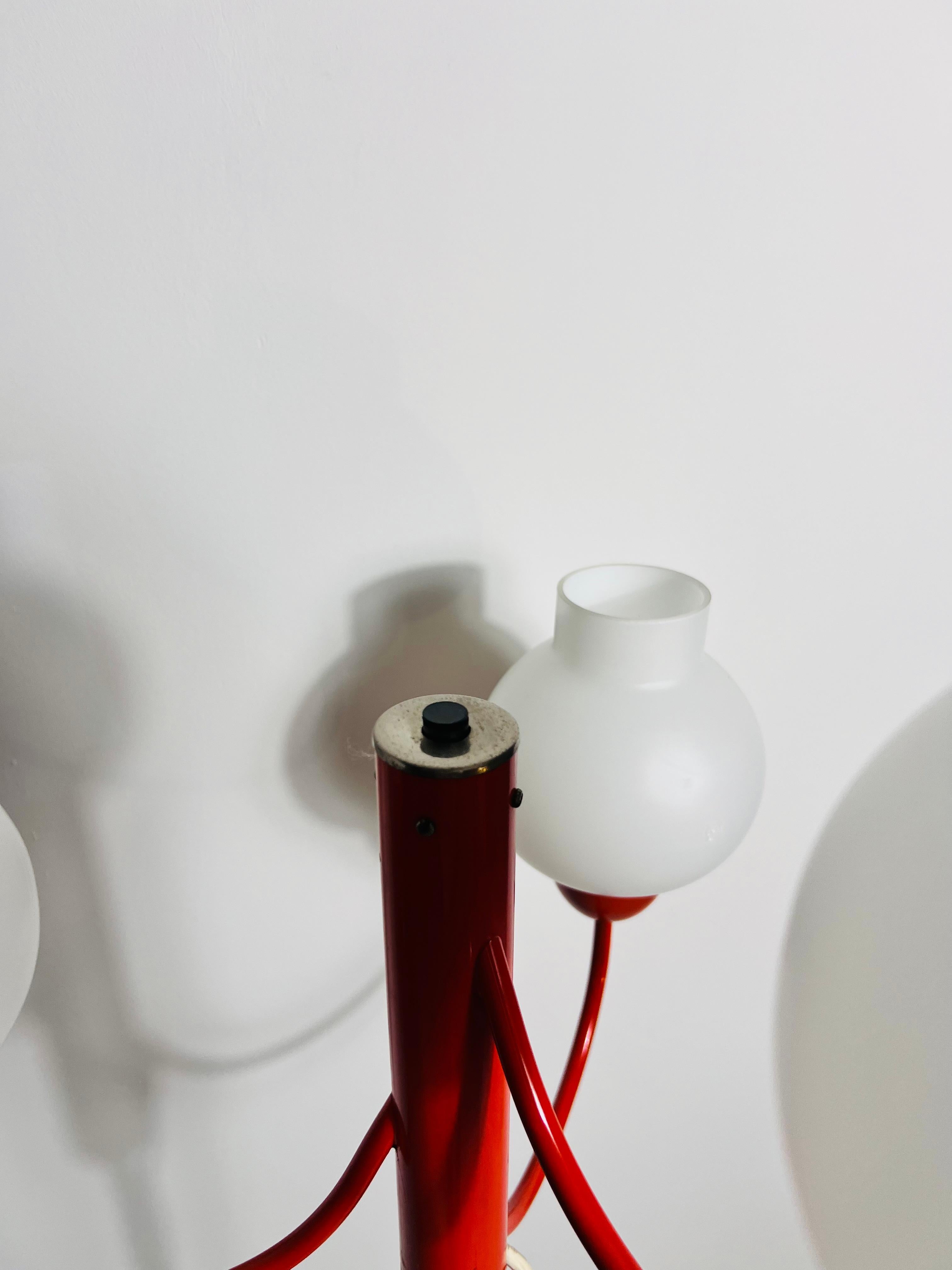 Lampada da terra a 3 bracci in vetro rosso e opalino del Medioevo di Kaiser, Germania, anni '60 in vendita 3
