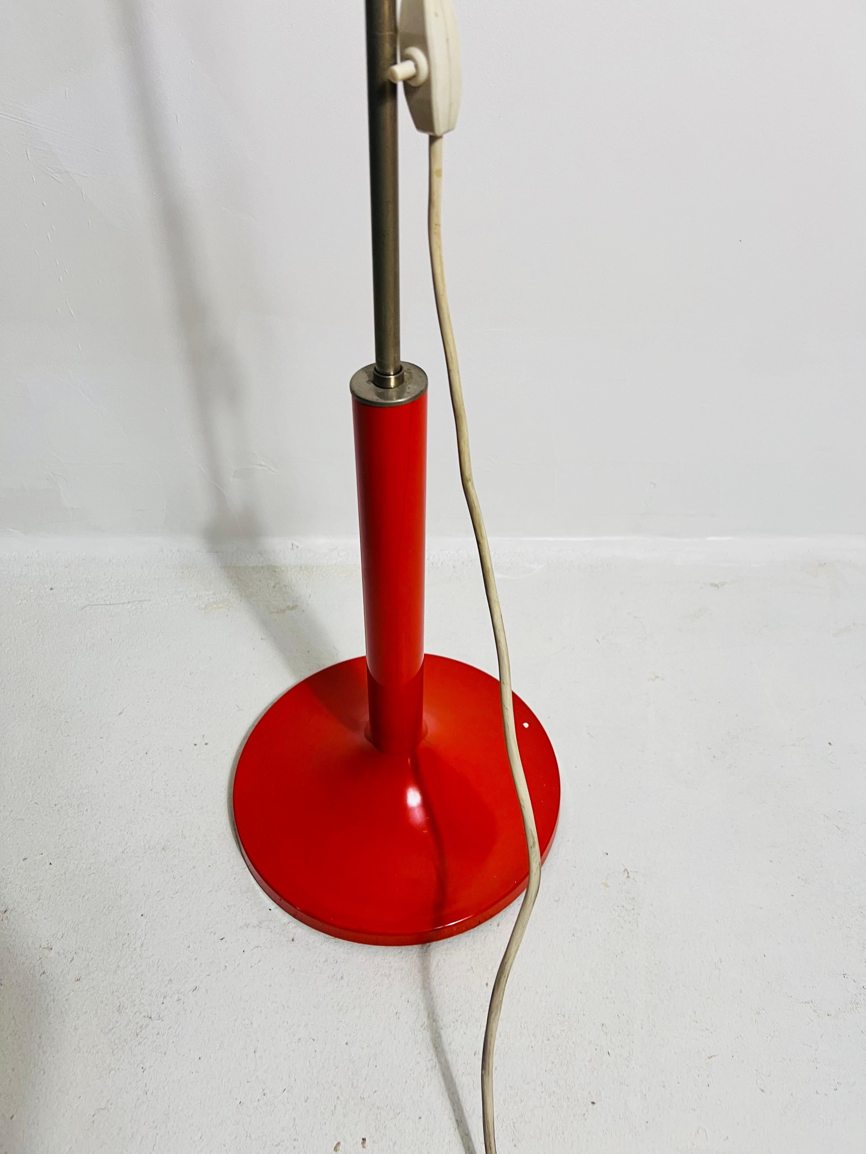 Lampada da terra a 3 bracci in vetro rosso e opalino del Medioevo di Kaiser, Germania, anni '60 in vendita 4