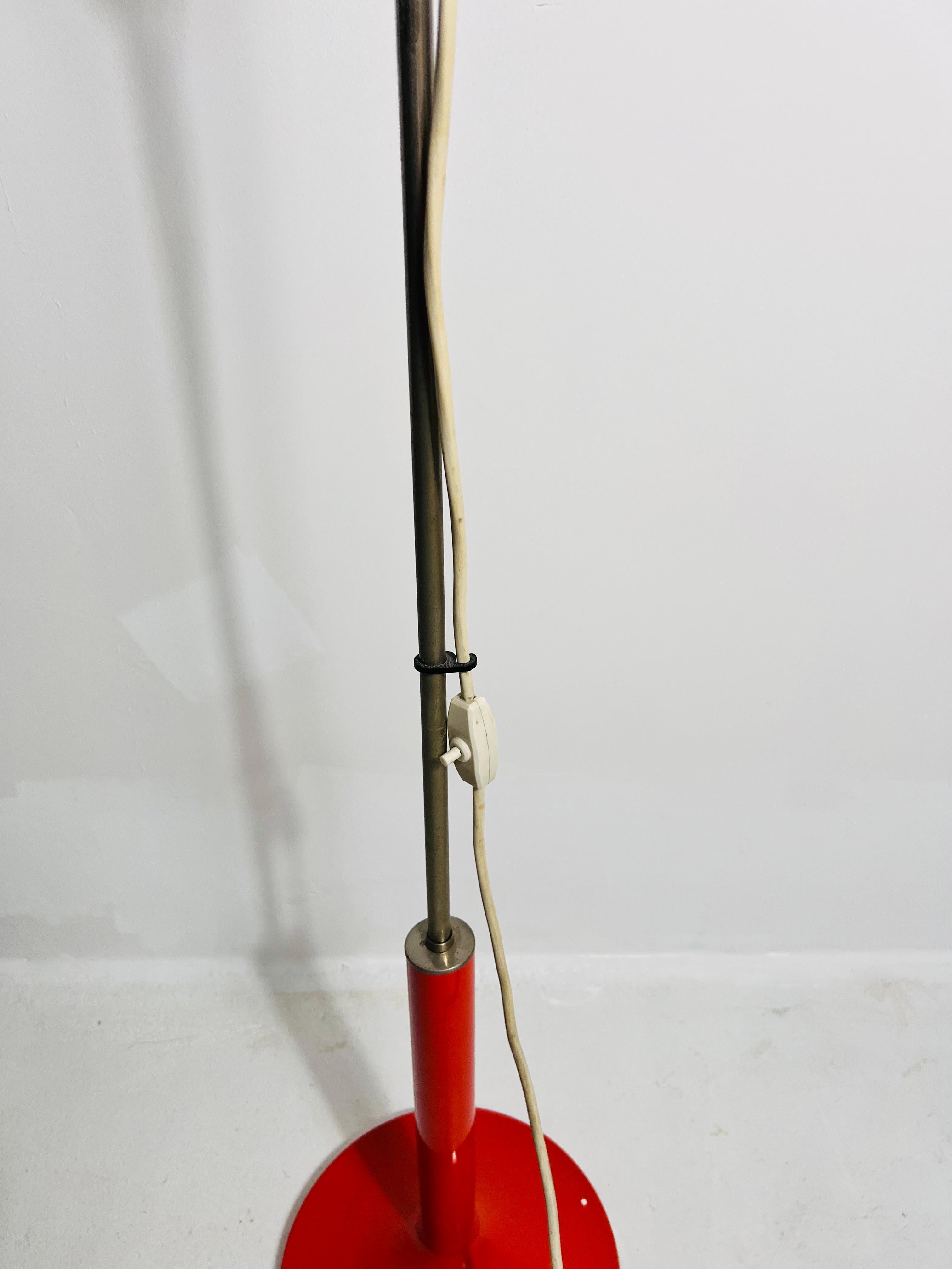 Lampada da terra a 3 bracci in vetro rosso e opalino del Medioevo di Kaiser, Germania, anni '60 in vendita 5