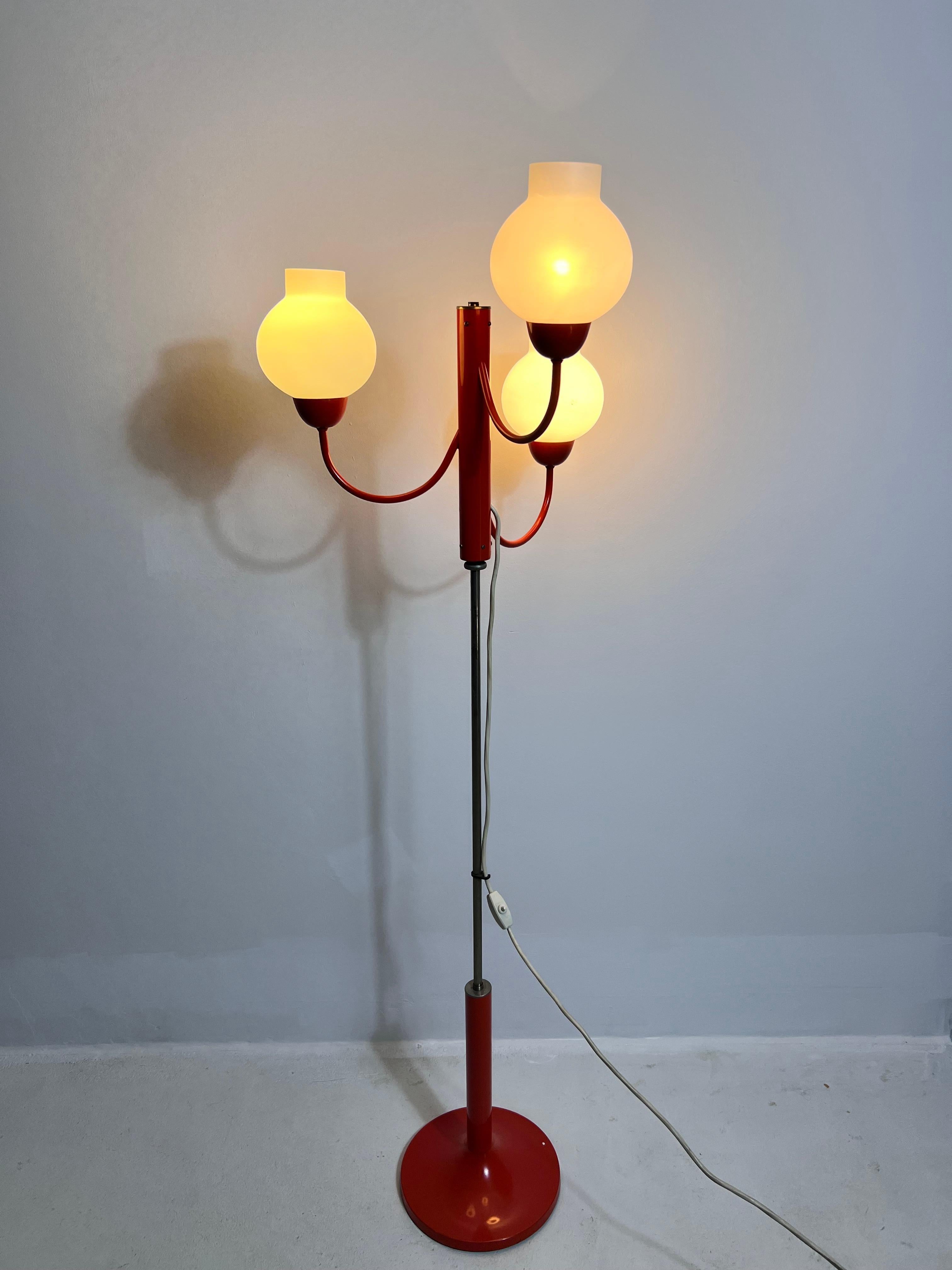 Lampada da terra a 3 bracci in vetro rosso e opalino del Medioevo di Kaiser, Germania, anni '60 in vendita 6