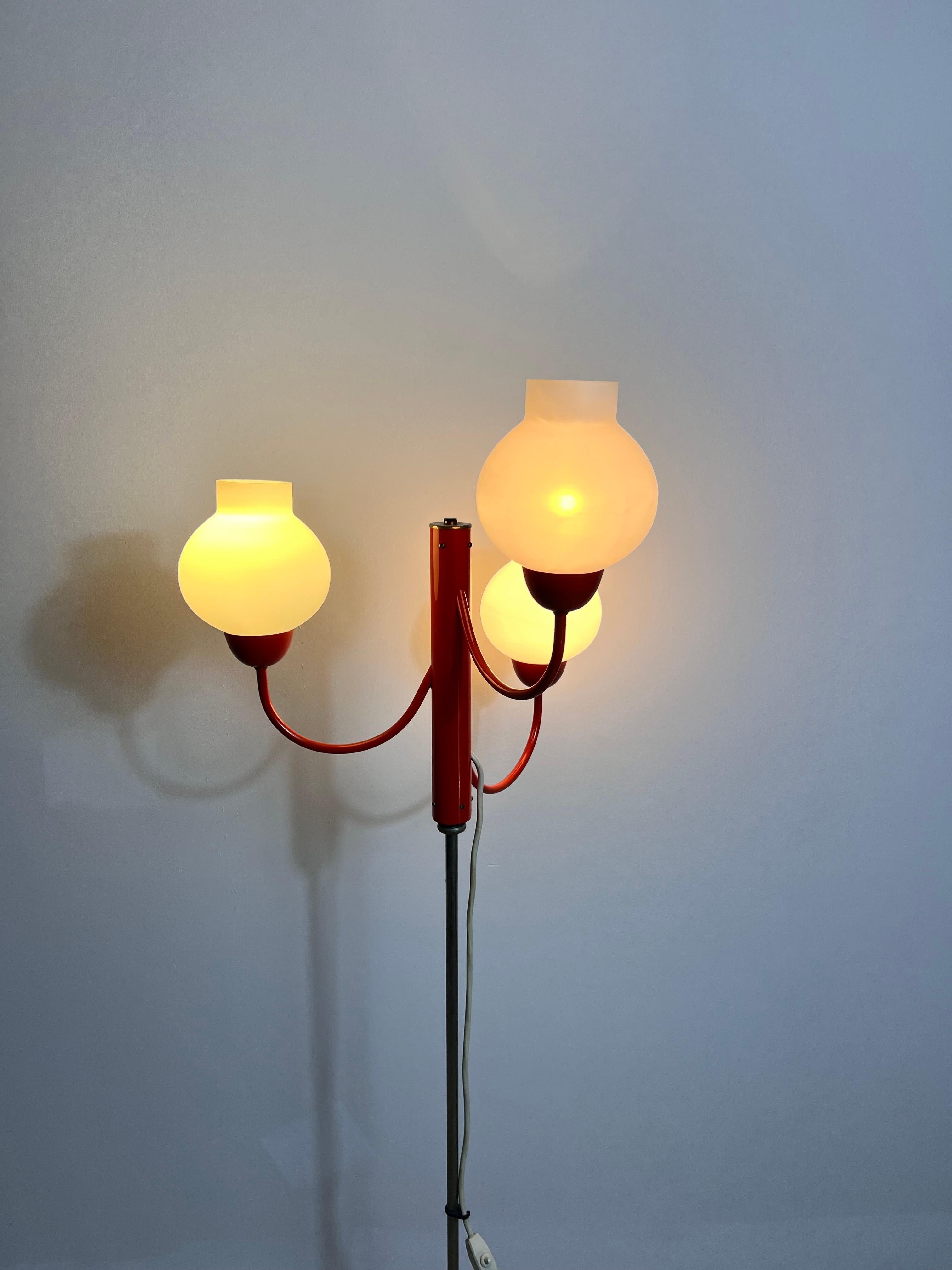 Lampada da terra a 3 bracci in vetro rosso e opalino del Medioevo di Kaiser, Germania, anni '60 in vendita 7