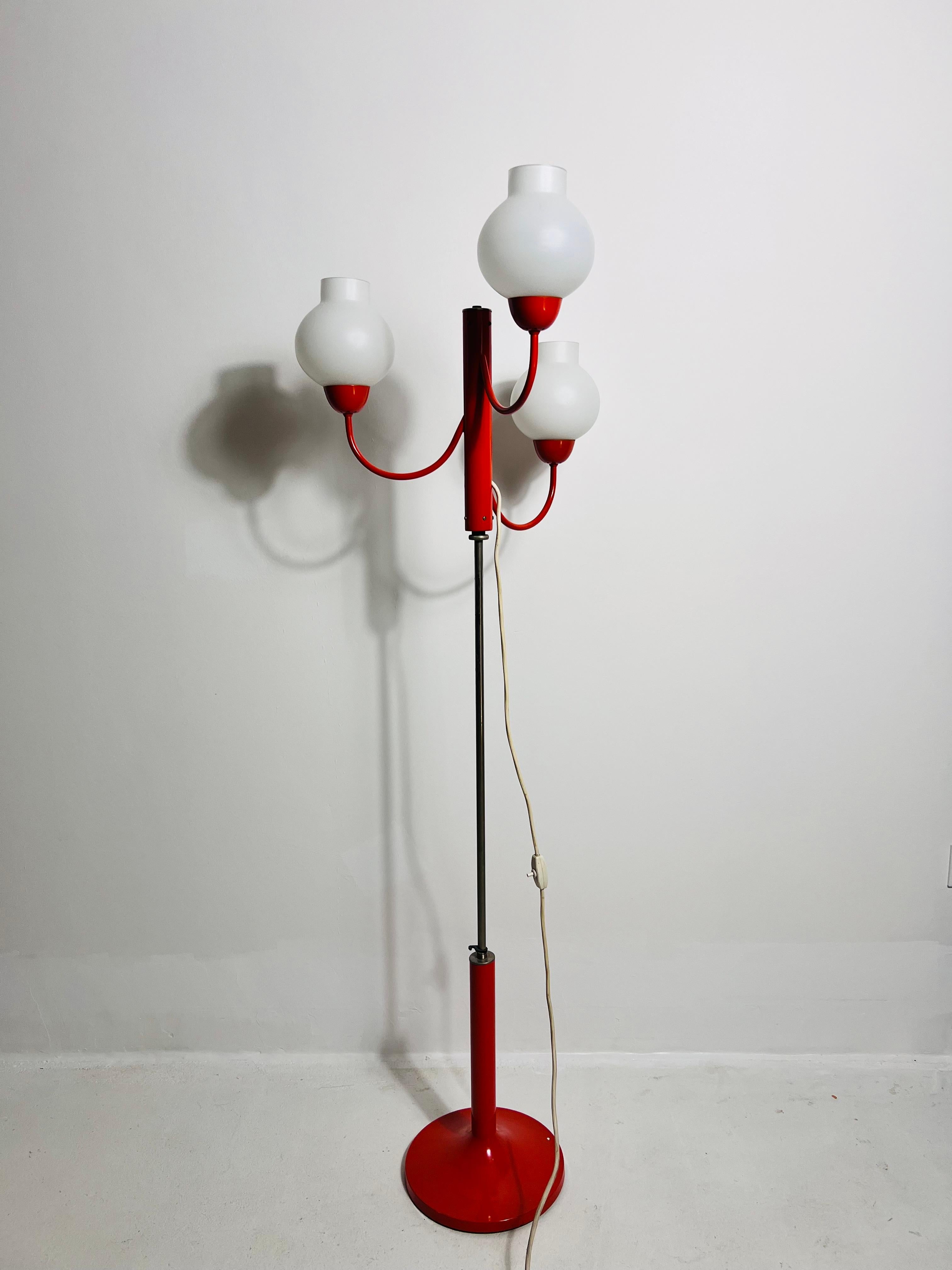 Questa è una lampada da terra della metà del secolo scorso realizzata da Kaiser in Germania negli anni '60. Presenta un design accattivante dell'era spaziale con tre globi di vetro opaco a forma di fiore, che aggiungono un tocco di fascino