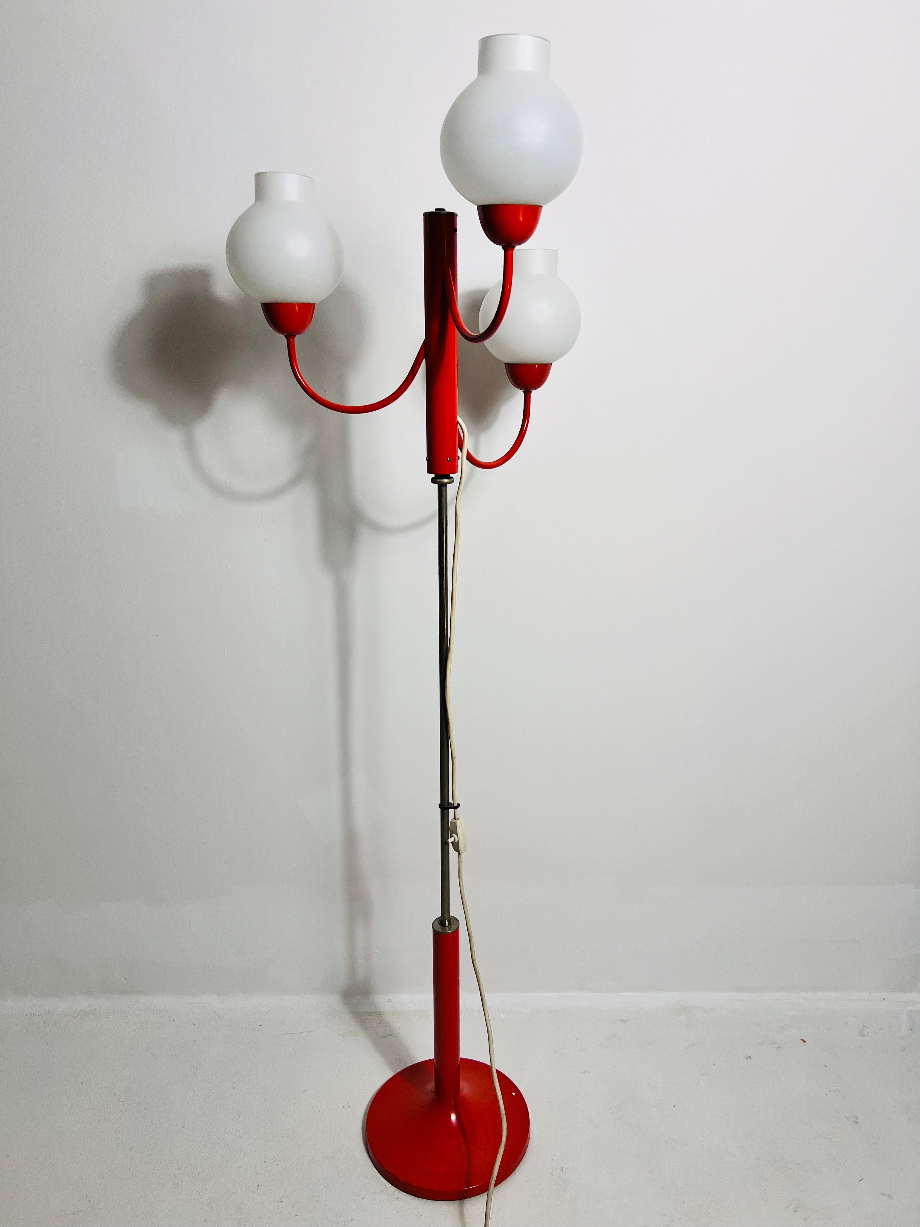 Mid-Century moderno Lampada da terra a 3 bracci in vetro rosso e opalino del Medioevo di Kaiser, Germania, anni '60 in vendita