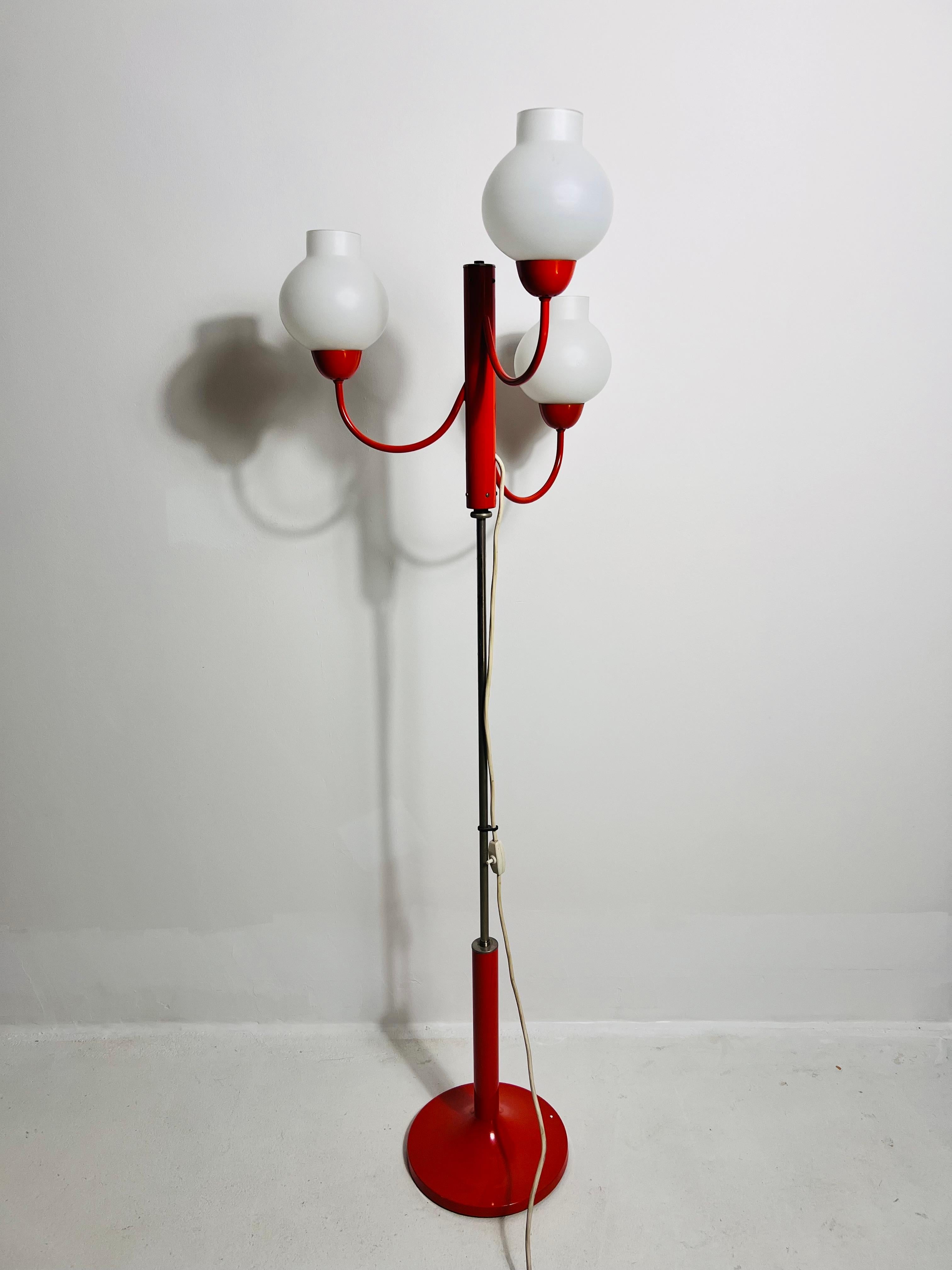 Lampada da terra a 3 bracci in vetro rosso e opalino del Medioevo di Kaiser, Germania, anni '60 In condizioni buone in vendita a Hagenbach, DE