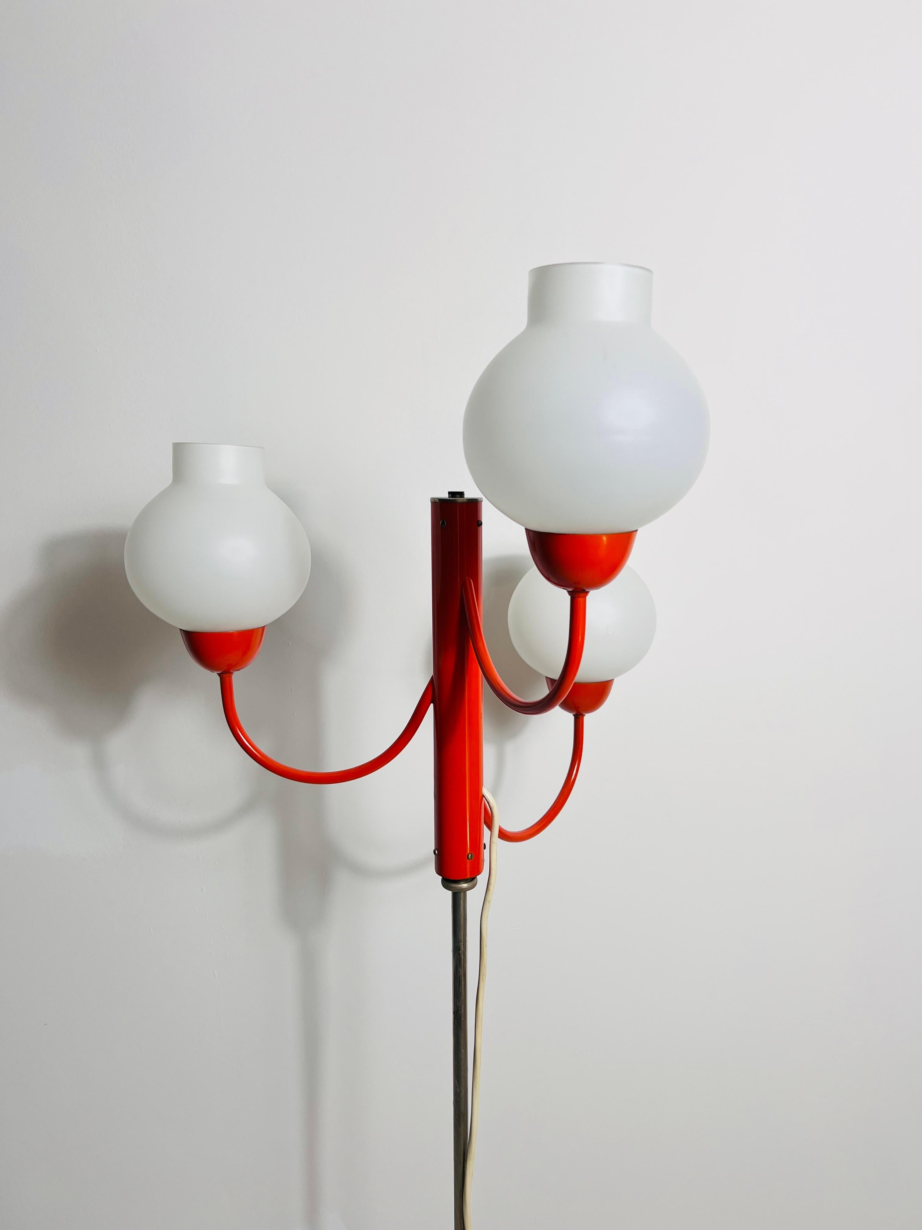 Metà XX secolo Lampada da terra a 3 bracci in vetro rosso e opalino del Medioevo di Kaiser, Germania, anni '60 in vendita