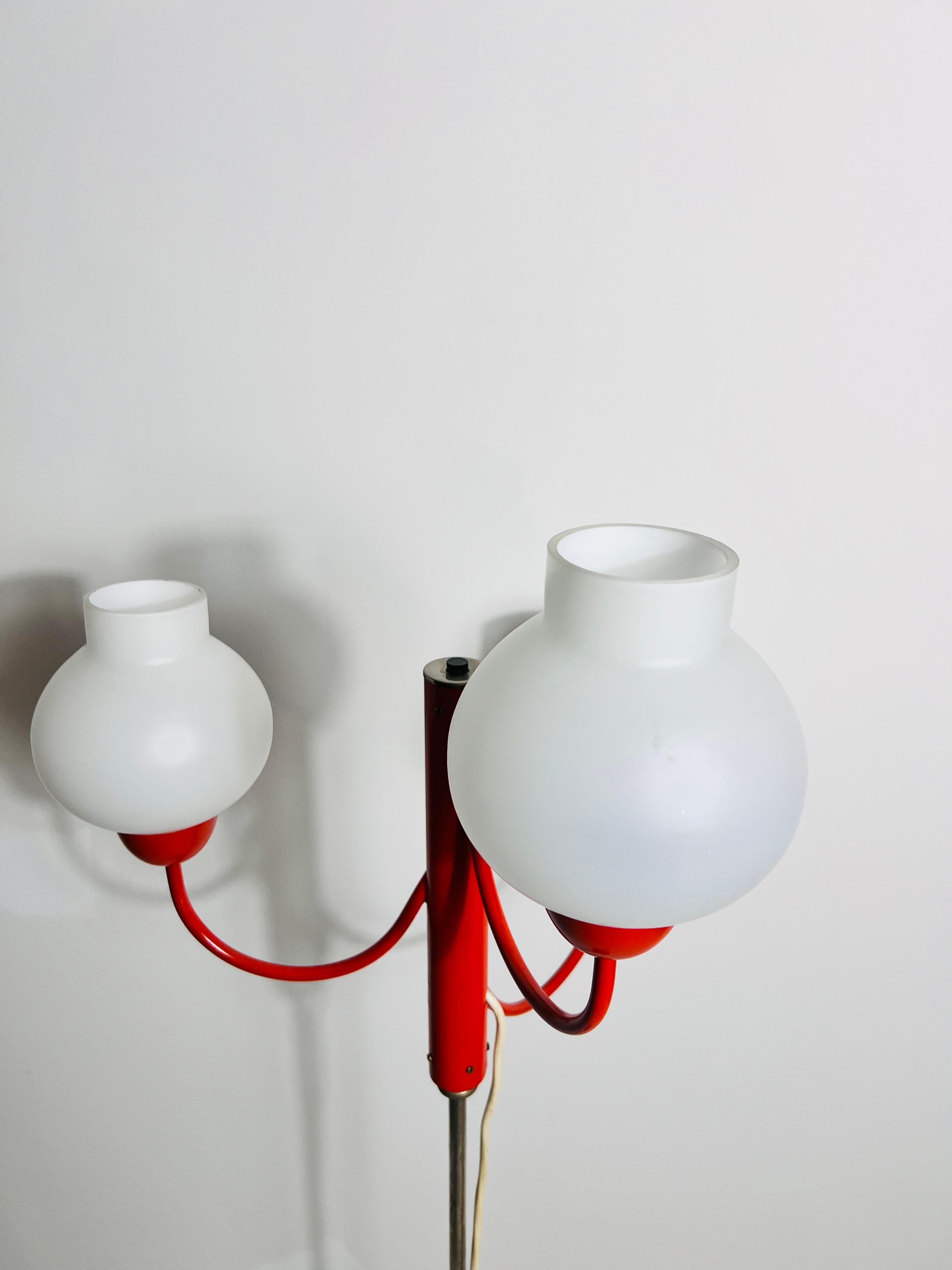 Metallo Lampada da terra a 3 bracci in vetro rosso e opalino del Medioevo di Kaiser, Germania, anni '60 in vendita