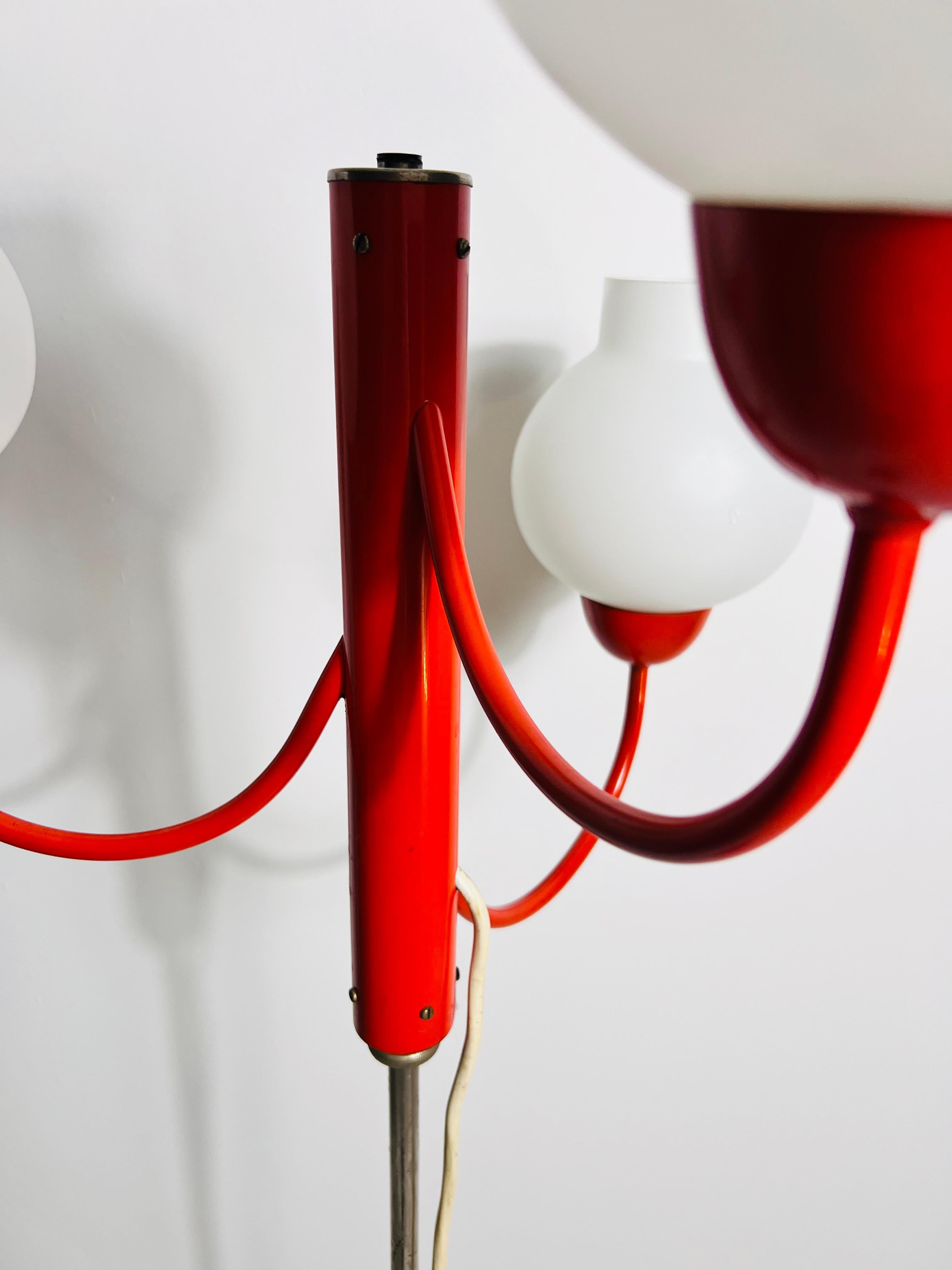 Lampada da terra a 3 bracci in vetro rosso e opalino del Medioevo di Kaiser, Germania, anni '60 in vendita 1
