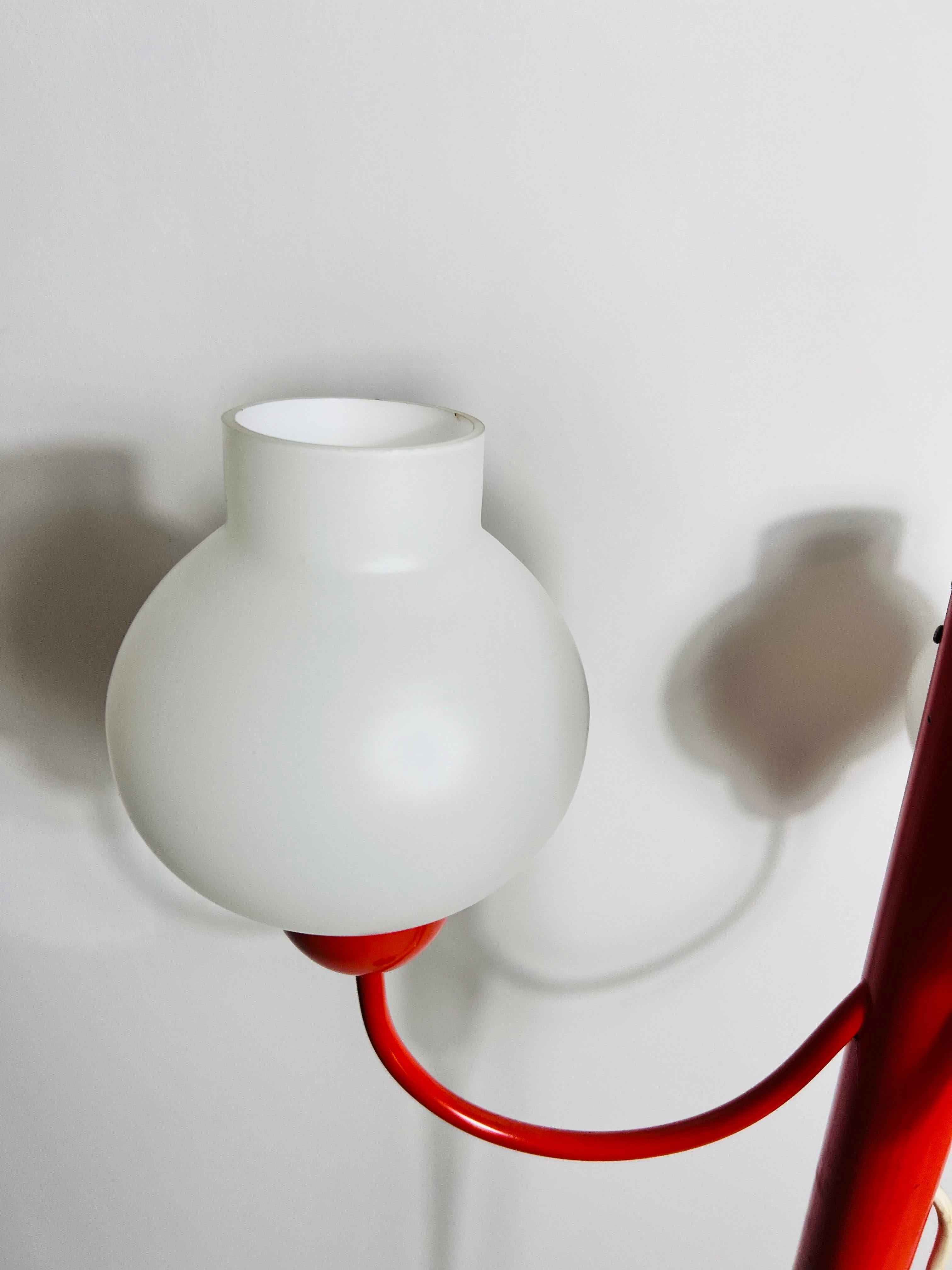 Lampada da terra a 3 bracci in vetro rosso e opalino del Medioevo di Kaiser, Germania, anni '60 in vendita 2