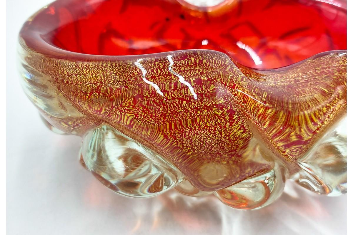 Red glass ashtray with gold particles and insets.

Made in Italy in the 1970s.

Very good condition, no damage.

Measures: height 8cm, width 18cm, depth 16cm.