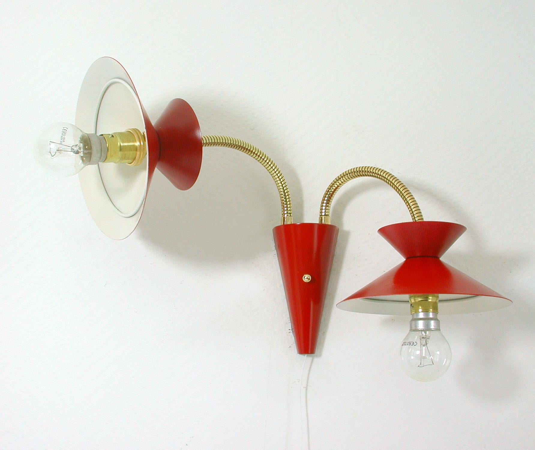 Midcentury Red & Brass Pierre Guariche Style Double Gooseneck Wall Light Sconce In Good Condition In NUEMBRECHT, NRW