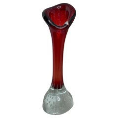 Rote und klare Sommerso-Vase aus Muranoglas mit einer Blume, Italien, Mitte des Jahrhunderts