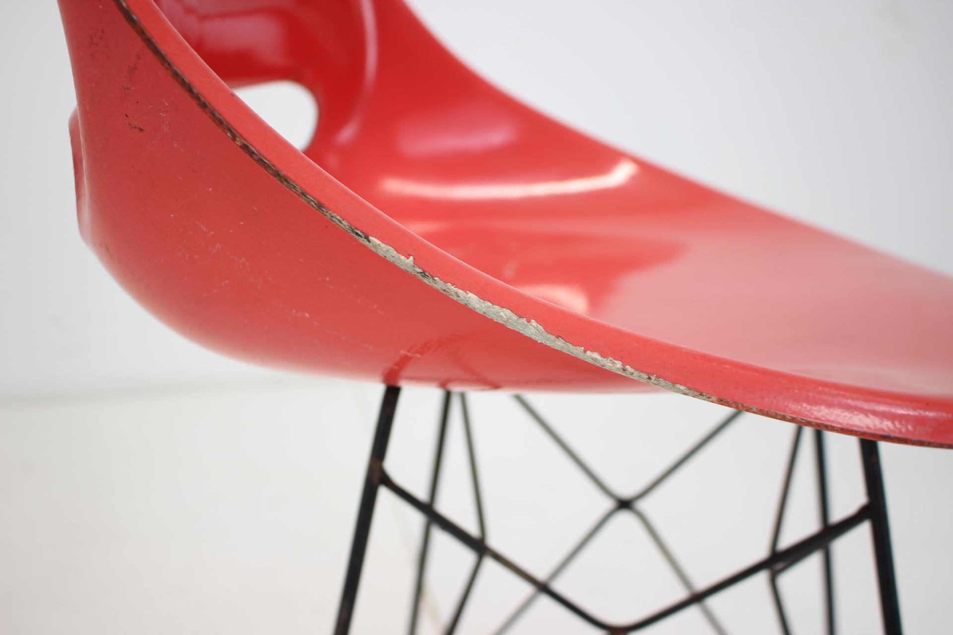 Chaises de salle à manger en fibre de verre design rouge du milieu du siècle par M.Navratil, années 1960 en vente 3