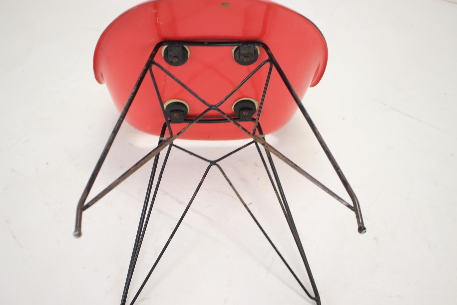 Chaises de salle à manger en fibre de verre design rouge du milieu du siècle par M.Navratil, années 1960 en vente 6