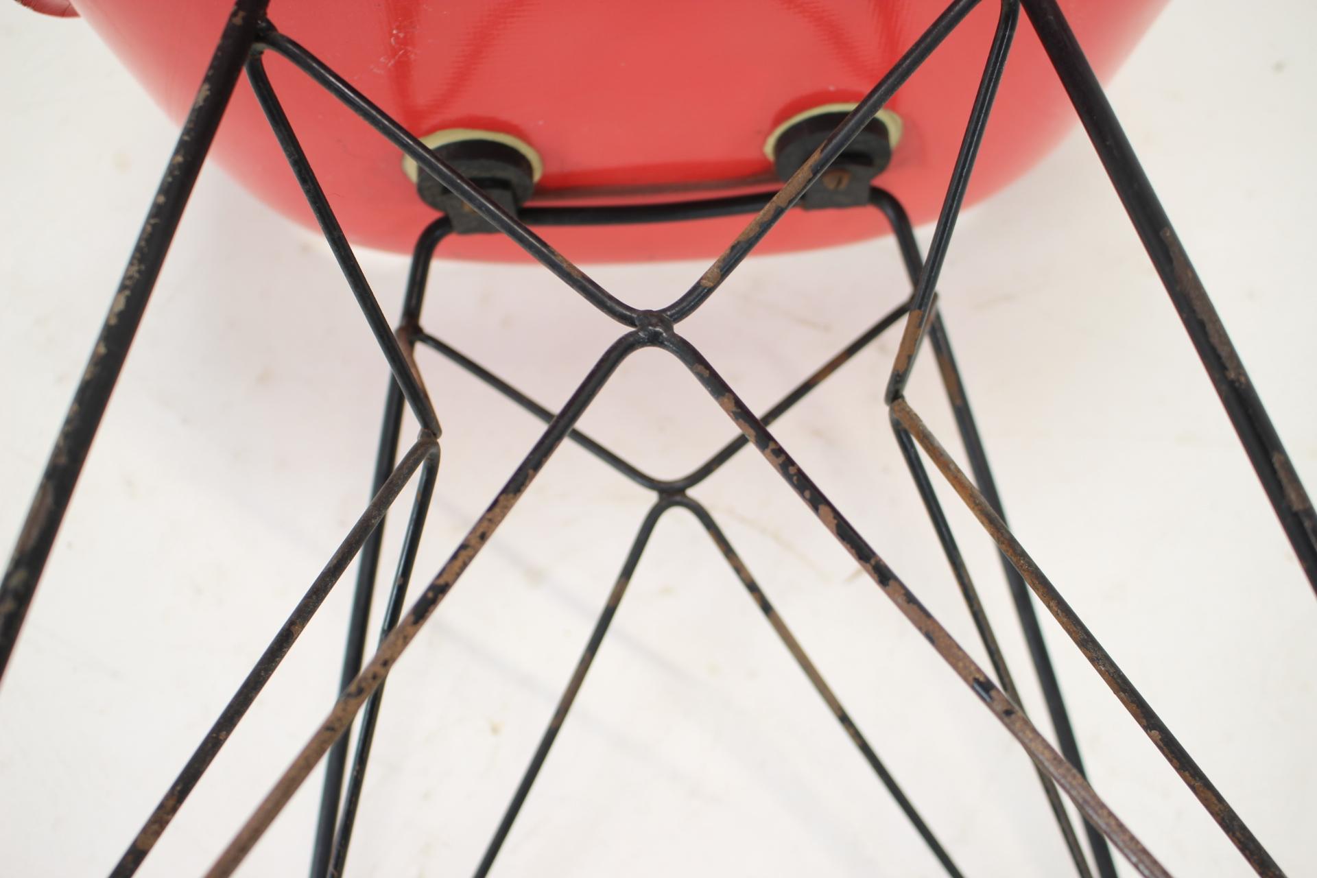 Chaises de salle à manger en fibre de verre design rouge du milieu du siècle par M.Navratil, années 1960 en vente 7