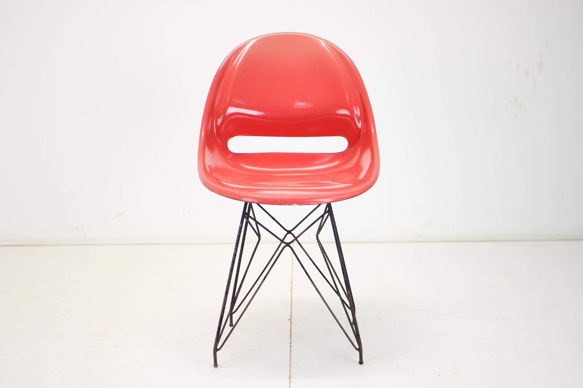 - 1960s
- Czechoslovakia
- Made by Vertex 
- Good original condition
- Has signs of use
- publicated in catalogues
- Seat hight 44 cm.