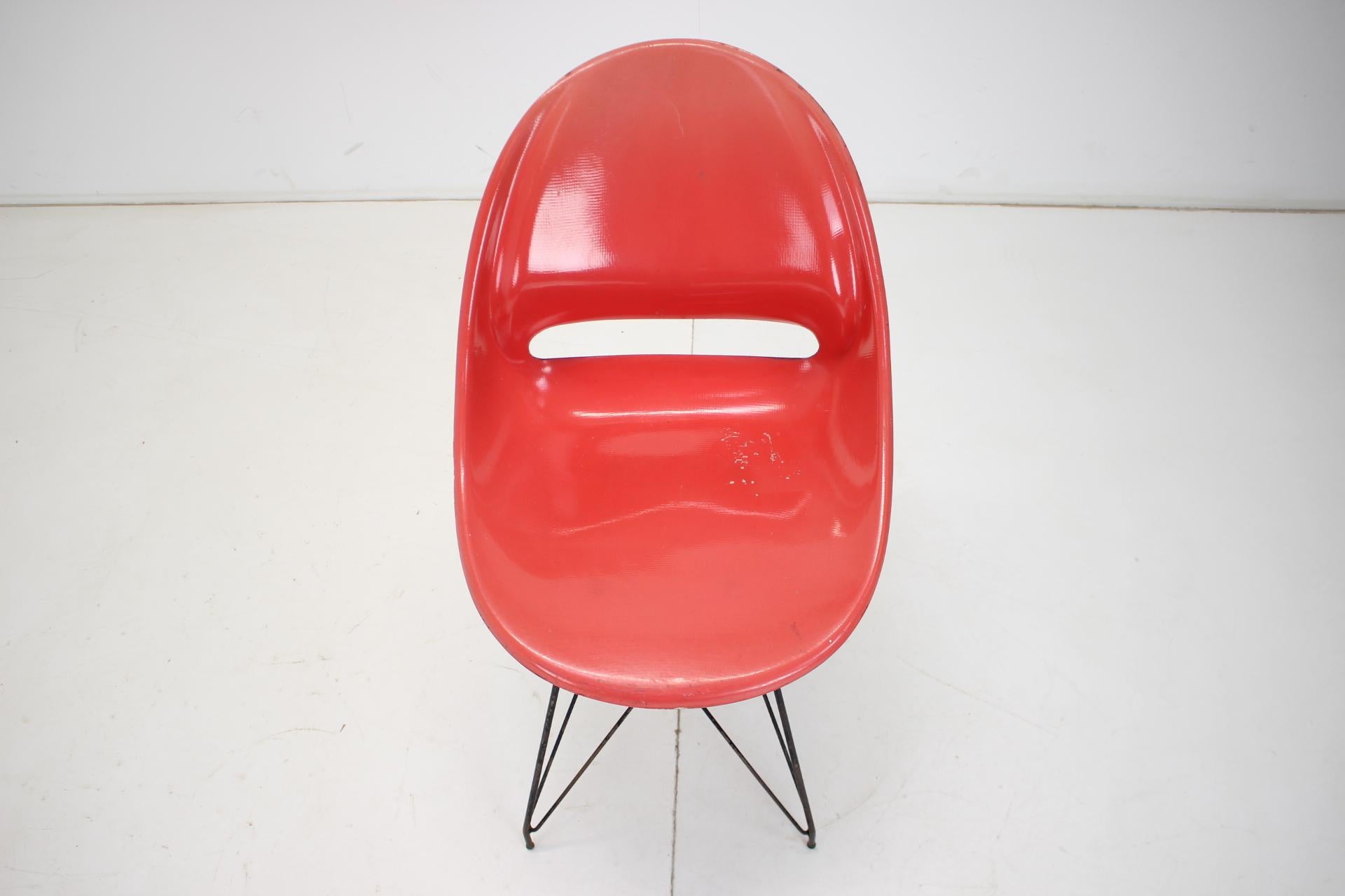Mid-Century Modern Chaises de salle à manger en fibre de verre design rouge du milieu du siècle par M.Navratil, années 1960 en vente